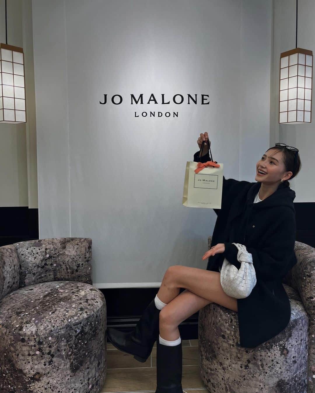 杉本美穂さんのインスタグラム写真 - (杉本美穂Instagram)「@jomalonelondon 🥀 ジョーマローンロンドン代官山フォレストゲートでopen前イベントにご招待していただきお邪魔してきました🩶🖤  和をモチーフにした店内が、他のジョーマローンの店舗と違って素敵だったよ🌿 期間限定でシーリング体験ができたりするっぽい！ 2023年12月１日からopenだから是非行ってみてね🪽  #jomalonelondon  #ジョーマローンロンドン  #ジョーマローンロンドン代官山 #フォレストゲート代官山  #forestgatedaikanyama  #uniquelyyours  #pr」11月30日 20時26分 - sgmt_miho