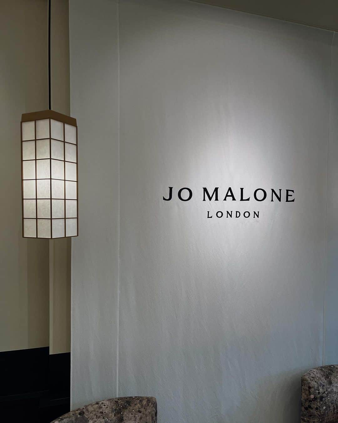 杉本美穂さんのインスタグラム写真 - (杉本美穂Instagram)「@jomalonelondon 🥀 ジョーマローンロンドン代官山フォレストゲートでopen前イベントにご招待していただきお邪魔してきました🩶🖤  和をモチーフにした店内が、他のジョーマローンの店舗と違って素敵だったよ🌿 期間限定でシーリング体験ができたりするっぽい！ 2023年12月１日からopenだから是非行ってみてね🪽  #jomalonelondon  #ジョーマローンロンドン  #ジョーマローンロンドン代官山 #フォレストゲート代官山  #forestgatedaikanyama  #uniquelyyours  #pr」11月30日 20時26分 - sgmt_miho