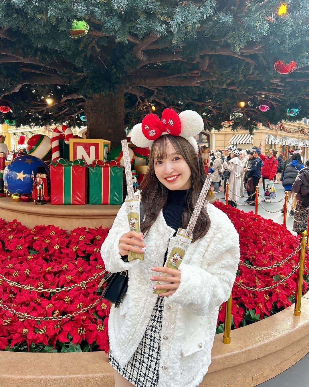 あかねぴさんのインスタグラム写真 - (あかねぴInstagram)「.  Disney Christmas 🎄🔔♥️  去年に引き続き今年も行けてよかった♡ やっぱりクリスマスシーズンのディズニーは欠かせない🥲🤍✨ 寒いけど、わくわく感が増してた🫶🏻🎶  . #disneyland#tdl#code#ootd#disneycode#ディズニーランド#ディズニーコーデ#ミニーコーデ#ディズニークリスマス#ファーコート#冬ディズニー#冬コーデ#ディズニーデート」11月30日 20時26分 - akanepi0426