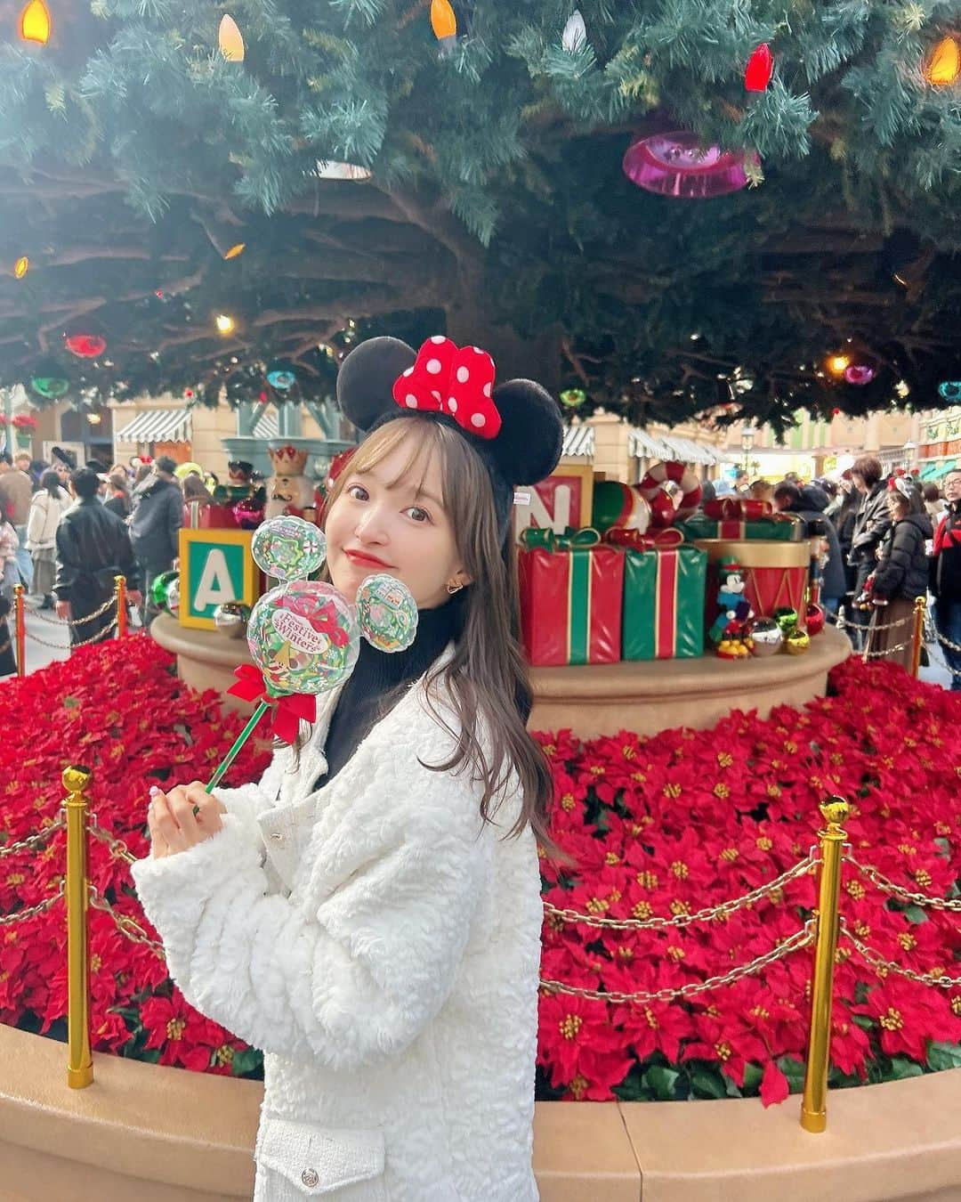 あかねぴさんのインスタグラム写真 - (あかねぴInstagram)「.  Disney Christmas 🎄🔔♥️  去年に引き続き今年も行けてよかった♡ やっぱりクリスマスシーズンのディズニーは欠かせない🥲🤍✨ 寒いけど、わくわく感が増してた🫶🏻🎶  . #disneyland#tdl#code#ootd#disneycode#ディズニーランド#ディズニーコーデ#ミニーコーデ#ディズニークリスマス#ファーコート#冬ディズニー#冬コーデ#ディズニーデート」11月30日 20時26分 - akanepi0426