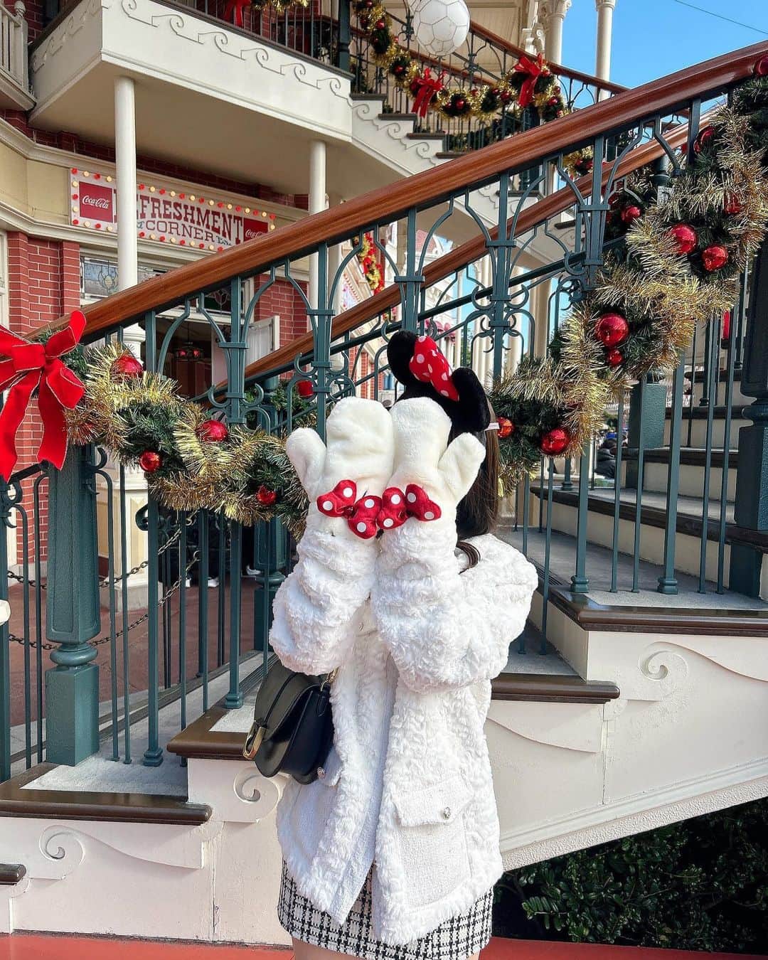 あかねぴさんのインスタグラム写真 - (あかねぴInstagram)「.  Disney Christmas 🎄🔔♥️  去年に引き続き今年も行けてよかった♡ やっぱりクリスマスシーズンのディズニーは欠かせない🥲🤍✨ 寒いけど、わくわく感が増してた🫶🏻🎶  . #disneyland#tdl#code#ootd#disneycode#ディズニーランド#ディズニーコーデ#ミニーコーデ#ディズニークリスマス#ファーコート#冬ディズニー#冬コーデ#ディズニーデート」11月30日 20時26分 - akanepi0426