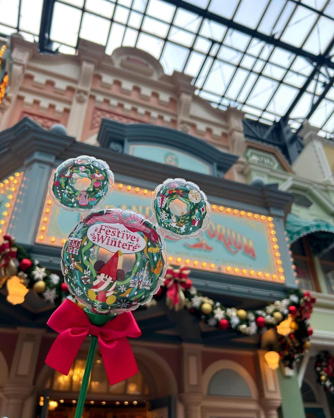 あかねぴさんのインスタグラム写真 - (あかねぴInstagram)「.  Disney Christmas 🎄🔔♥️  去年に引き続き今年も行けてよかった♡ やっぱりクリスマスシーズンのディズニーは欠かせない🥲🤍✨ 寒いけど、わくわく感が増してた🫶🏻🎶  . #disneyland#tdl#code#ootd#disneycode#ディズニーランド#ディズニーコーデ#ミニーコーデ#ディズニークリスマス#ファーコート#冬ディズニー#冬コーデ#ディズニーデート」11月30日 20時26分 - akanepi0426