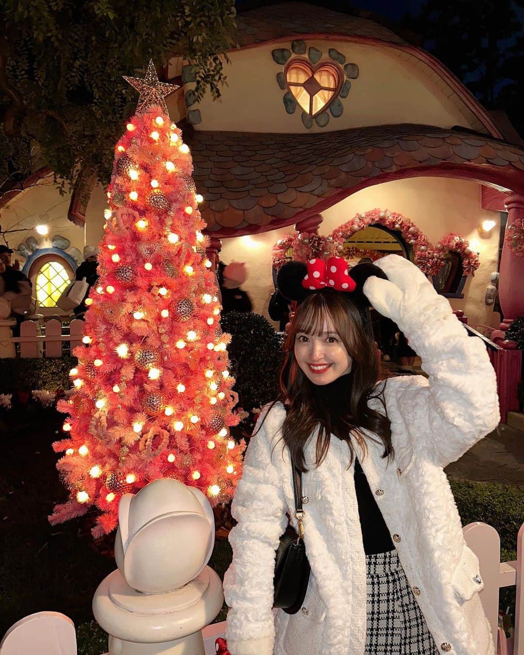 あかねぴさんのインスタグラム写真 - (あかねぴInstagram)「.  Disney Christmas 🎄🔔♥️  去年に引き続き今年も行けてよかった♡ やっぱりクリスマスシーズンのディズニーは欠かせない🥲🤍✨ 寒いけど、わくわく感が増してた🫶🏻🎶  . #disneyland#tdl#code#ootd#disneycode#ディズニーランド#ディズニーコーデ#ミニーコーデ#ディズニークリスマス#ファーコート#冬ディズニー#冬コーデ#ディズニーデート」11月30日 20時26分 - akanepi0426