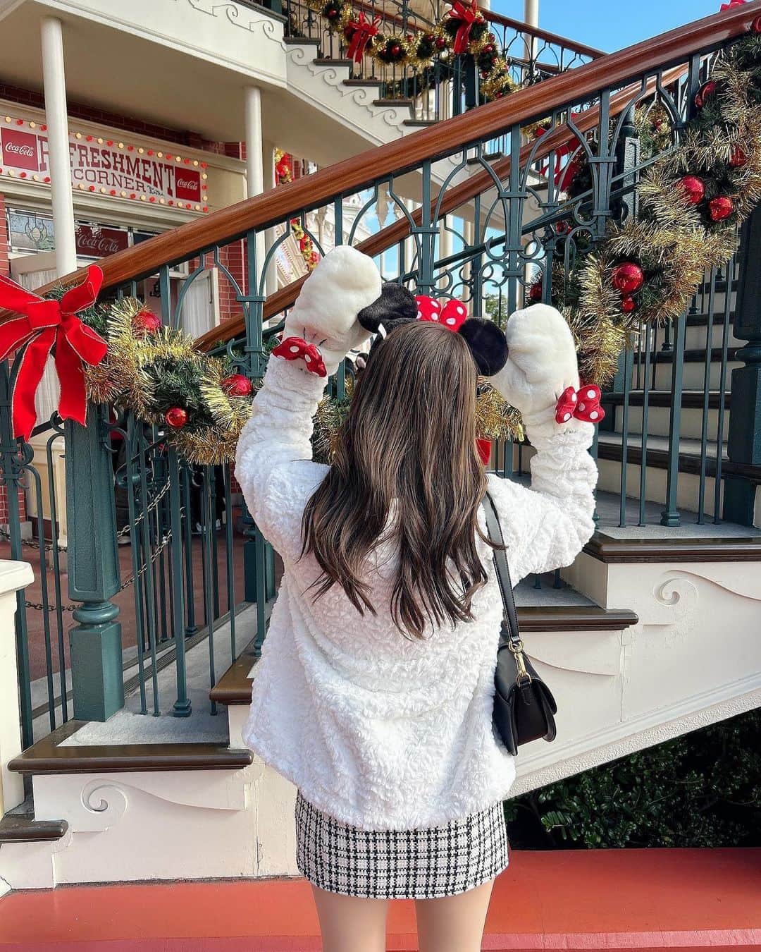あかねぴさんのインスタグラム写真 - (あかねぴInstagram)「.  Disney Christmas 🎄🔔♥️  去年に引き続き今年も行けてよかった♡ やっぱりクリスマスシーズンのディズニーは欠かせない🥲🤍✨ 寒いけど、わくわく感が増してた🫶🏻🎶  . #disneyland#tdl#code#ootd#disneycode#ディズニーランド#ディズニーコーデ#ミニーコーデ#ディズニークリスマス#ファーコート#冬ディズニー#冬コーデ#ディズニーデート」11月30日 20時26分 - akanepi0426