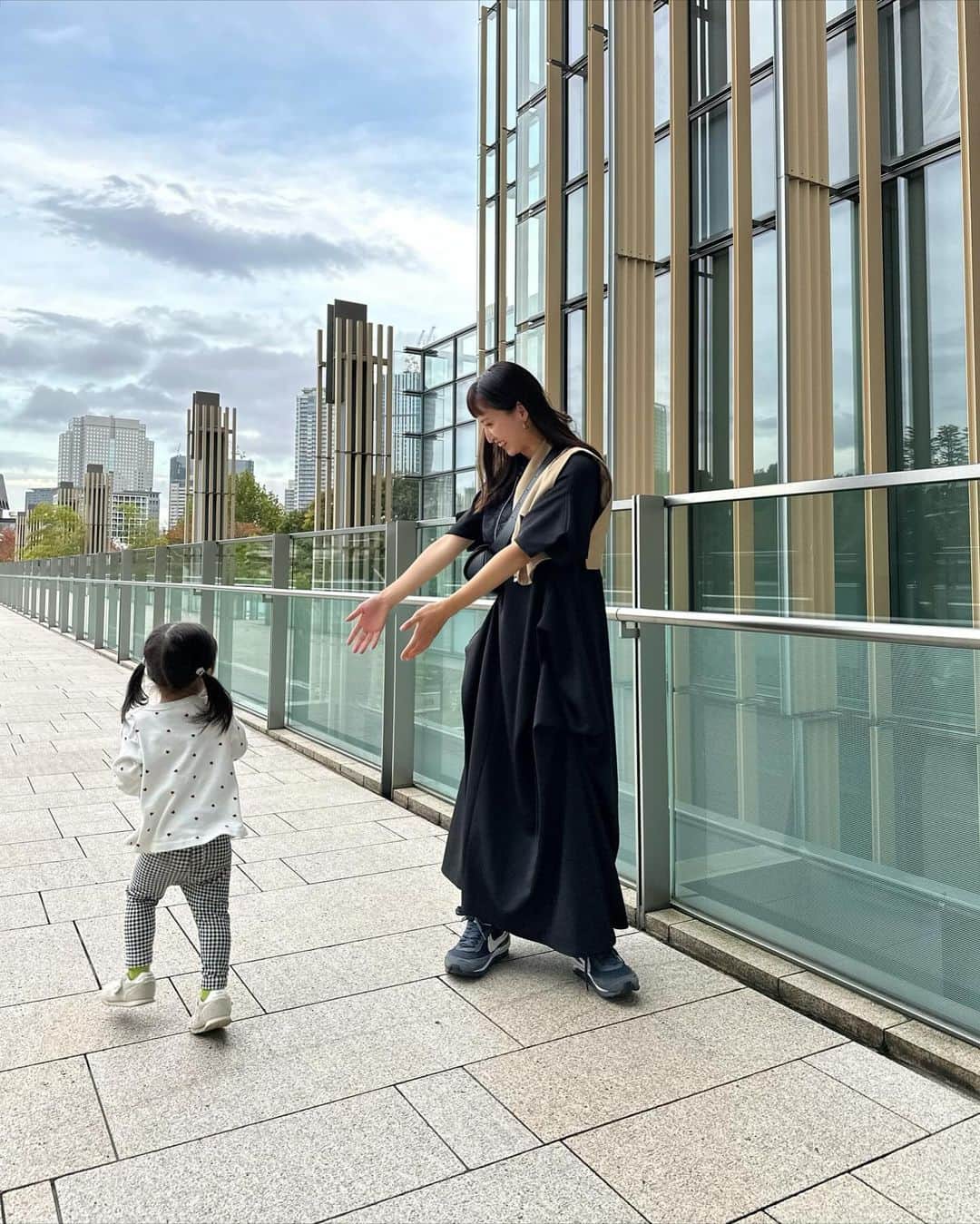 ARISA（和田有沙）さんのインスタグラム写真 - (ARISA（和田有沙）Instagram)「公園でたくさん遊んだ日☺︎ 久しぶりに2人乗りベビーカーでおでかけ。 次の日筋肉痛でした😉ㅤㅤㅤㅤㅤㅤㅤㅤㅤㅤㅤㅤㅤ ㅤㅤㅤㅤㅤㅤㅤㅤㅤㅤㅤㅤㅤ #年子#年子姉妹#姉妹#年子育児#年子ママ#ママコーデ#un3d」11月30日 20時37分 - wadaarisa