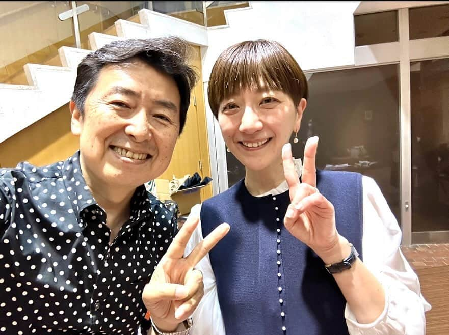 笠井信輔さんのインスタグラム写真 - (笠井信輔Instagram)「北海道恵庭で、骨髄バンク啓発のための講演会がありました  白血病の皆さんの命を救う骨髄バンク  自分と同じ型の骨髄を探すのは大変ですが、骨髄バンクのおかげで探しやすくなりました  ところが、やっと同じ型の人が見つかっても、提供者（ドナー）が 「仕事を休めない」などの理由で実現しないことがかなり多いんだそうです  【その理由の大きな1つが、仕事を休まなければならず、収入が減ってしまう】  命と収入を天秤にかけることを批判できません  そこで、骨髄提供者のための助成金というものを実現させている自治体があります  お休みの間の給料を1日2万まで（最高10日間）保証して自治体から支給すると言うものです  人の為にもなるし、収入は減らないし こんなに良い制度はありません  実は恵庭市は北海道で最初にドナー助成金を実現させた自体なんです  その原動力となったのが、地元の白血病経験者、私の友人の 白﨑亜紀子さんです  自分の体験から、自ら恵庭市に助成金を作ろうと活動を起こし、それが実現したんです  「恵庭市では、骨髄提供で仕事を休んでも、お金がもらえますよ」  市民の皆さんに広く知ってもらおうと言うイベントです  現場につくと、楽屋にはこんな可愛らしいプレートが置いてありました  嬉しいですよね  さらに、さらに  私の楽屋横には、私が大好きなコーヒーショップのキャロットが 臨時の出店を開いて、くれているではありませんか！！  大感激しちゃいました  このコーヒーはほんとにおいしいんです  コーヒーの原液も売っていて これを牛乳やお湯、冷水で薄めて、カルピスみたいにして飲むんですけれども、これがまた絶品なんです  こんなにおいしいコーヒーが自宅で飲めるなんて、素晴らしいお取り寄せ  講演会には、たくさんの人が来てくださり  講演の後には、約10分のドキュメンタリー「いつものように」の上映と 監督の山田裕一郎さん 北海道骨髄バンク推進協会の畠山茂房さん  白﨑さんも交えてのトークセッション  ほんとに充実した楽しい1日でした  ロビーには、いくつものブースが出ていて  サイン会も大盛況  そうそう 私と白﨑亜紀子さんのつながりはこれ  「いつものように」  白血病患者の白﨑さんを主人公にして、家族との日々を描いた 「いつものように」と言うYahooのドキュメンタリーを、私が見てコメントしたところから、交流が始まりました  そのつながりが、大きなイベントにつながって、こんなに嬉しい事はありません  白﨑さんもとても喜んでくださいました  これが私の言う「引き算の縁と足し算の縁」です  2人とも癌になっていなければ、引き算の体験がなければ、出会う事はありませんでした  その足し算の縁に感謝です  そして、もう一つ、骨髄バンクの登録をしても、提供できるのは55歳までです  そして、骨髄バンクの提供者は、40代から50代がとても多い  あと10年すると、期限切れとなって 骨髄バンク登録者が一気に減ると言う問題がやってきます  若い人たちにぜひとも登録してほしい そんな意味合いもあって、今回の啓発活動は行われました  人の命を救う重要な活動です ぜひ皆さん骨髄バンク登録をよろしくお願いします  短編ドキュメンタリー「いつものように」 は、【Yahoo いつものように】で検索すると見られます」11月30日 20時37分 - shinsuke.kasai