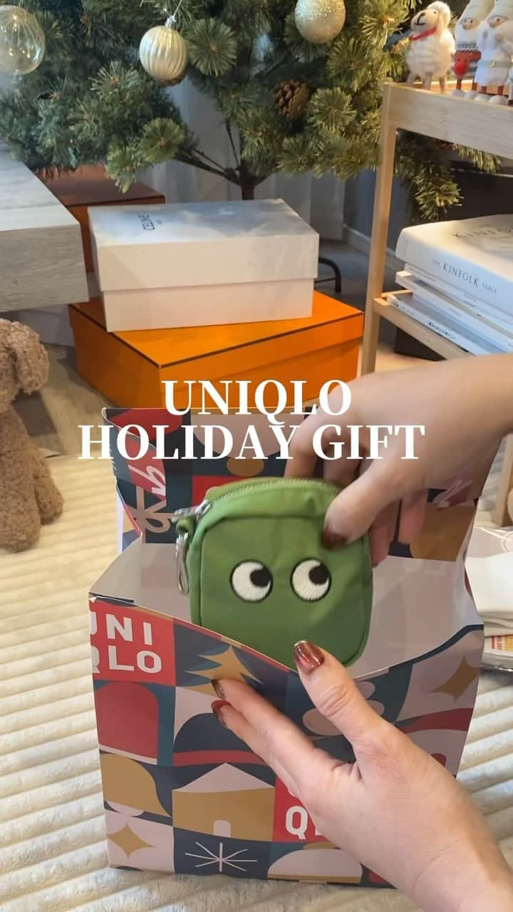 ❁coco❁のインスタグラム：「UNIQLO HOLIDAY GIFT✨ ユニクロで冬のホリデーギフト🎁 可愛い紙バッグが50円で買えるの知ってた？ さらに店頭ではギフトタグも無料でもらえる✨  いつもお世話になってる母に ヒートテックインナーと アニヤちゃんでプチギフト作ってみたよ 喜んでもらえるかなー？ （ラテちゃんはギフトに含まれません🐶）  @uniqlo_jp  #ユニクロのギフト　#ホリデー　#uniqlo #ユニクロ #ヒートテックインナー　  #uniqloanyahindmarch  #anyahindmarch #uniqloコラボ #アニヤハインドマーチ #ユニクロ購入品 #ユニクロアニヤハインドマーチ#uniqloコーデ　#ユニクロコーデ 　#ユニクロ感謝祭」