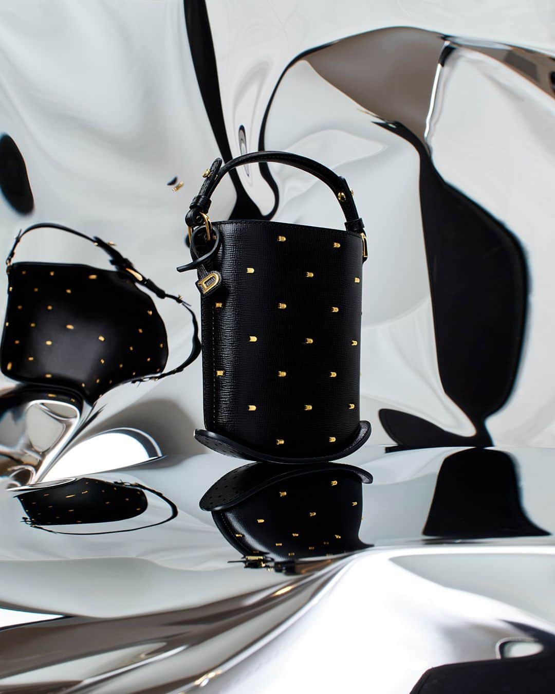 デルボーのインスタグラム：「Upon a star. ⁣ ⁣ The Pin Toy Stella provides the stars for all your wishes this holiday season. Scattered with a jewel-like constellation of gold embroidery applied to precious Opera Calf leather, the bag is infused with magic. Perfect to give, to get and to carry you through the festive season. ⁣ ⁣ #Delvaux⁣」