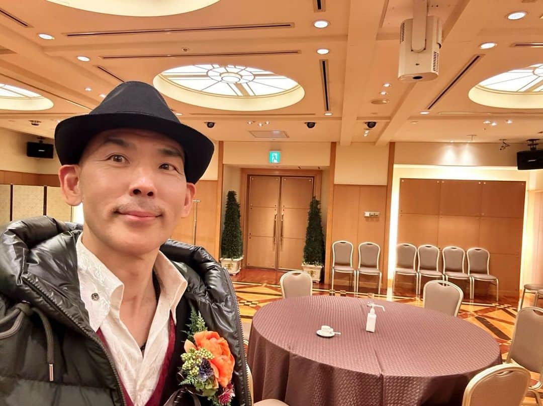 木山裕策のインスタグラム：「今日は横須賀にあるデパート「さいか屋」さんにて、イベントに参加させていただきました。  お得意様ご招待のランチショー🍽️にて歌わせていただいた後、デパートの一階入口にて、ミニライブ（インストアライブ的な感じ）にも参加しました。  コロナ禍の長い期間、こういった自由参加型のライブが出来なかったので、とても懐かしくも新鮮な感じでした😊。道ゆく人も立ち止まってきいて下さるので、本当に嬉しかったです。  横須賀の皆様、ありがとうございましたー❣️」