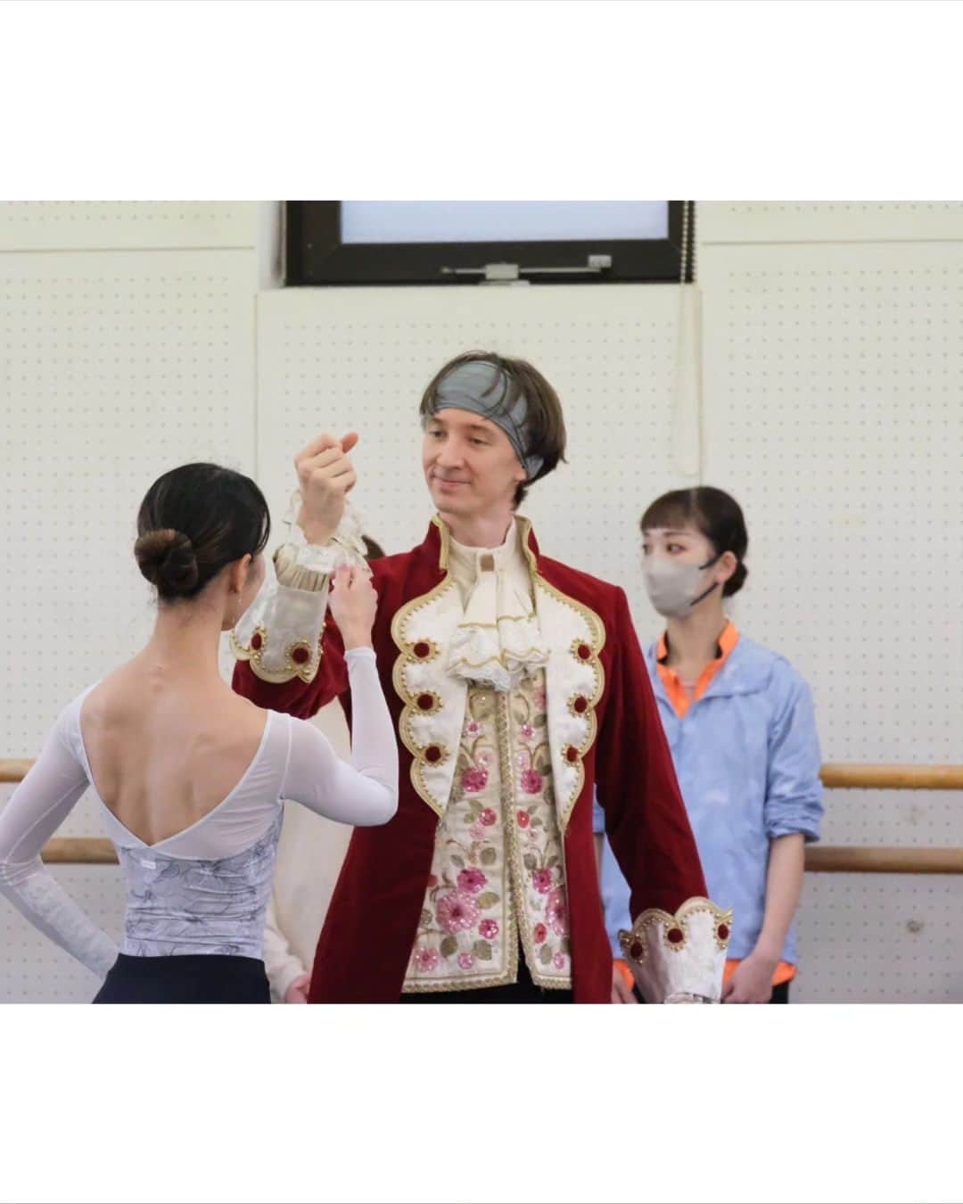 牧阿佐美バレヱ団さんのインスタグラム写真 - (牧阿佐美バレヱ団Instagram)「Asami Maki Ballet Tokyo  「The Sleeping Beauty」  We are honoured to have both of you in our rehearsal studio working with the dancers✨  And thrilled to share the stage with you.  @vadimmuntagirovofficial  ～公演情報～  日時：12月2日（土）15：00   12月3日（日）15：00  ＜全2回公演＞  ⁡  ⁡ 会場：東京文化会館　大ホール  演出・振付：テリー・ウエストモーランド（マリウス・プティパ原振付による）  音楽：ピョートル・イリイチ・チャイコフスキー  脚本：マリウス・プティパ　イワン・フセボロージスキー（シャルル・ペローの原作より）  美術：ロビン・フレーザー・ペイ  指揮　湯川紘惠  演奏　東京オーケストラＭＩＲＡＩ  芸術監督　三谷恭三  ⁡🎫本公演のチケットのご購入はプロフィール欄のバレエ団公式HPよりご購入いただけます。⁡  ⁡@asamimakiballettokyo  ⁡⁡  #牧バレエ眠り #マリアネラヌニェス #marianelanunez #ワディムムンタギロフ #vadimmuntagirov ⁡#牧阿佐美バレヱ団 ⁡ ⁡#牧阿佐美バレエ団 ⁡ ⁡#asamimakiballet ⁡ #asamimakiballettokyo ⁡ ⁡#眠れる森の美女 ⁡#thesleepingbeauty ⁡#バレエ ⁡ ⁡#ballet ⁡ ⁡#東京文化会館大ホール」11月30日 20時30分 - asamimakiballettokyo