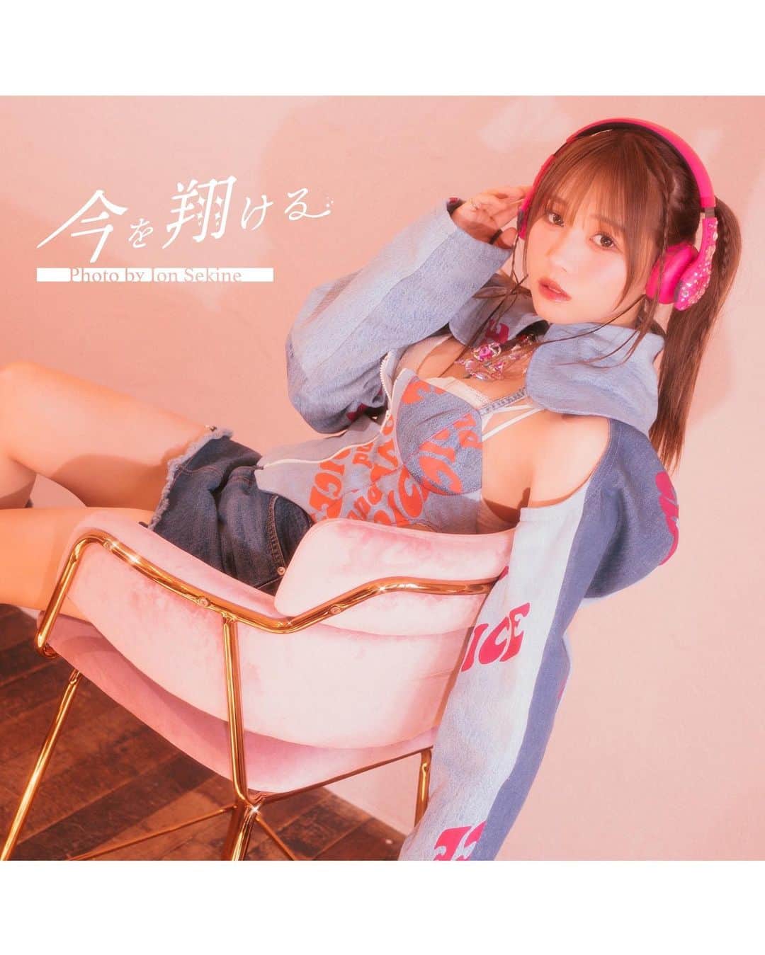 流那(ルナ)さんのインスタグラム写真 - (流那(ルナ)Instagram)「ラフォーレ原宿 「愛と狂気のマーケット」にて 開催中の写真展 「 #今を翔ける 」  12月の展示は私がプロデュースするランジェリーブランド「 #Lulumerry 」を纏った写真が展示されます！  お写真の展示期間は12月2日11時から12月28日18時までとなります。  ぜひご覧いただけると嬉しいです🫰🏻🩵」11月30日 20時31分 - mm_runa