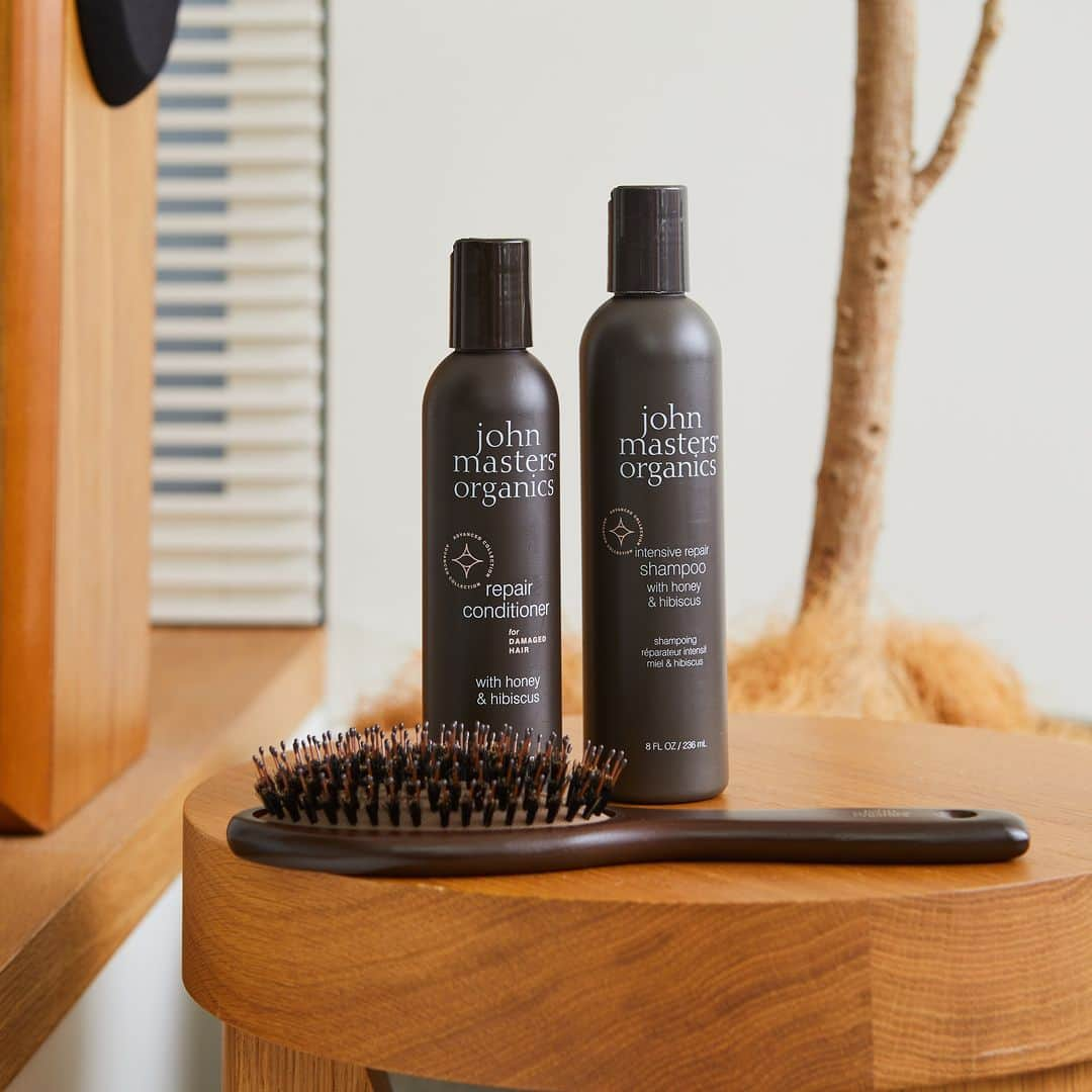 ジョンマスターオーガニックのインスタグラム：「. “Discover the New Me　～by john masters organics ” 「john masters organicsのアイテムと出会うことで、新しい自分を発見すること」をテーマとした新たなキャンペーンを開催！  ブランドの長年のファンであり、今回のキャンペーンアンバサダーを務めるファッションモデルの平子理沙さん 入浴前はコンボパドルブラシで入念にコーミングをして、お気に入りのシャンプー&コンディショナーでインバスケアをしているとのこと  平子理沙さん(@risa_hirako )の美髪の秘訣 詳しくはプロフィール欄のリンクからご覧ください  #johnmastersorganics  #ジョンマスターオーガニック  #sustainable #シャンプー #オーガニックコスメ #初めてのオーガニック #ヘアケア #アロマ #サステナビリティ #バスタイムルーティン  #乾燥 #潤い #乾燥対策 #地球に敬意を #シャンプーおすすめ #ヘアオイルおすすめ  #ブラシおすすめ #香りのある暮らし #ダメージケア #癒し #平子理沙」