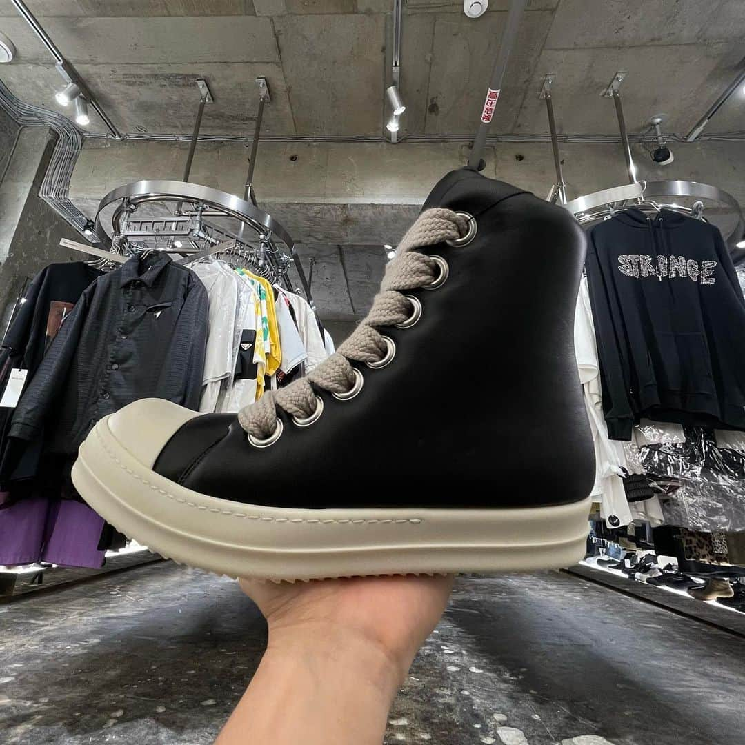 RINKAN渋谷店さんのインスタグラム写真 - (RINKAN渋谷店Instagram)「. 《 RICKOWENS 》  MODEL : RAMONES SIZE : 42 ⁡ －－－－－－－－－－ー－－－－－－－－－－－－－－  商品の詳細につきましてはDM、又はお電話にてお問い合わせ下さい。 ⁡ DMやお電話からの郵送販売も可能です。 ⁡ ショッピングローンなど各種お支払い方法もご用意しておりますのでご相談下さい。 ⁡ International shipping is available. Please contact us though DM. ⁡ ⁡ 〈RINKAN SHIBUYA〉 TEL：03-5458-3050 LINE ID：@283swjhf」11月30日 20時38分 - rinkan_shibuya