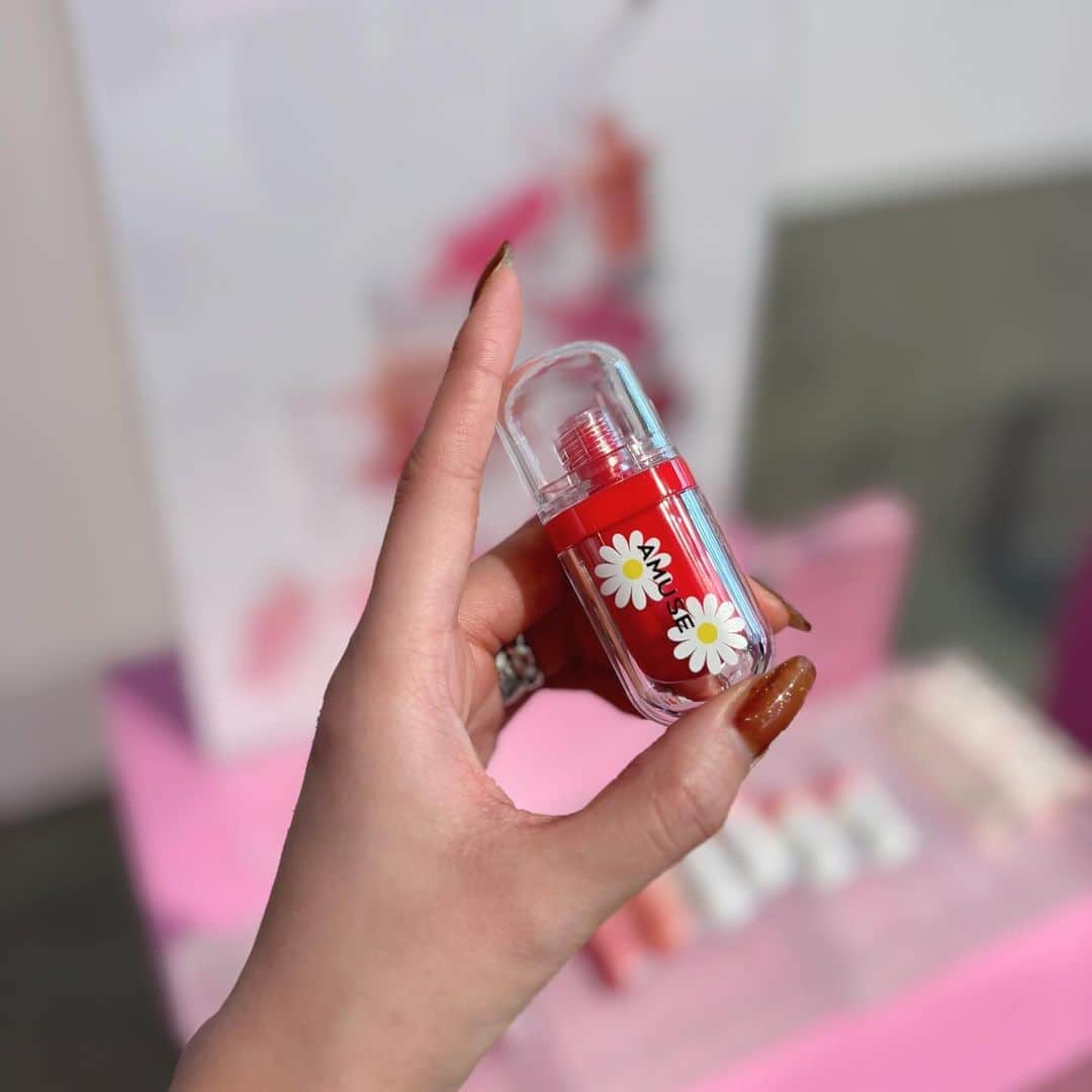 mam（まむ）のインスタグラム：「IVEのウォニョンちゃんがイメージモデルを務めるAMUSEのPOPUPに遊びに行ってきたなり🌸 @amuse.jp   カスタマイズ出来るケースに入れて鞄にぶら下げるのマジギャルっぽくてお気に入り💖（確かQoo10と楽天限定だた） 3色日本限定カラーある中でも、東京チェリーがビビットですごい可愛かった😭💖 ちゅるんとした唇になれちゃうジェリーティントなんだけど私最近マジでツヤ感重視だから今冬はヘビロテだわ💄 あと、ウォニョンちゃんのサインも見納めしてきた🖐️ﾜﾗ  #AMUSE #アミューズ #ビーガンメイク #ジェルフィットティント」