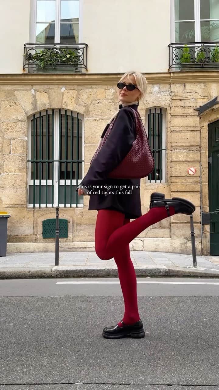 CALZEDONIAのインスタグラム：「It’s THE TREND of the season: red tights ❤️  #calzedonia」