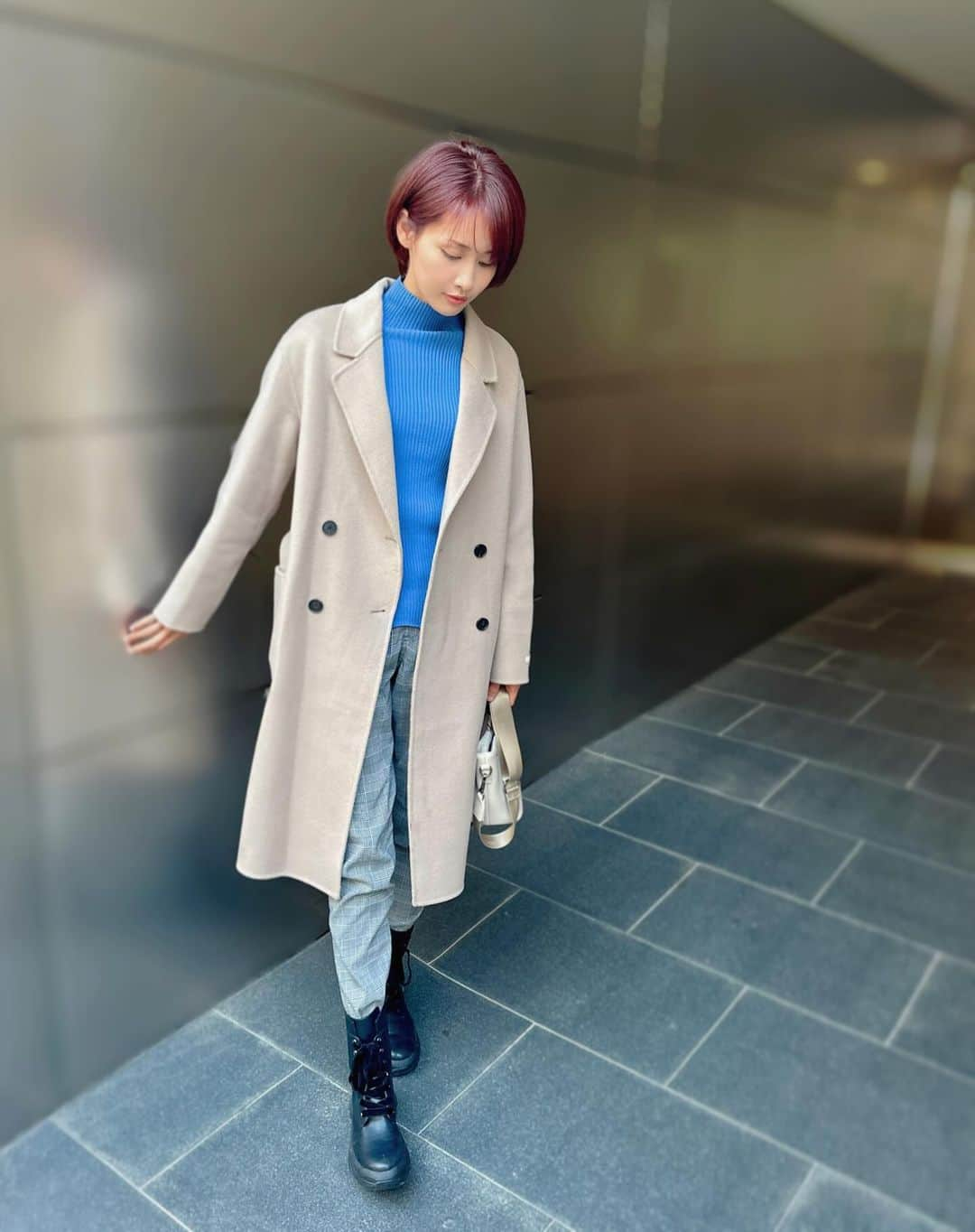 横町ももこさんのインスタグラム写真 - (横町ももこInstagram)「💖　  やっと美容室いけた〜💇‍♀️✨髪色も復活🥹！！ ヒデさん( @hideto_piece201 ) いつもありがとうございます🙏  この日のアウターは 「SISTERHOOD(シスターフード)」 のメリノウールのコートだよ🧥✨  SISTERHOODはこの冬日本に初上陸したばかりの 韓国で大人気のアウターブランド💞  国際ウール協会で認定された100%メリノウールで ハイブランドと同じ工場でつくられているのが人気の秘密🤫💕  通常なら10万円以上するアウターが中間流通をすべて省いているから 低価格の3万円台で購入できちゃうの😍💥安すぎ❤️  しっかり厚みのある生地だけど軽くて羽織りやすくて 色味やシルエットも気に入ってます🎵  #PR @sisterhood.jp  #SISTERHOOD  #シスターフード #韓国ファッション #冬アウター #チェスターコート #秋冬ファッション #高身長コーデ #身長170cm  #ショートヘア #ブロガー　#インフルエンサー #ママインフルエンサー #フリーランスモデル #横町ももこ」11月30日 20時35分 - momochadayo