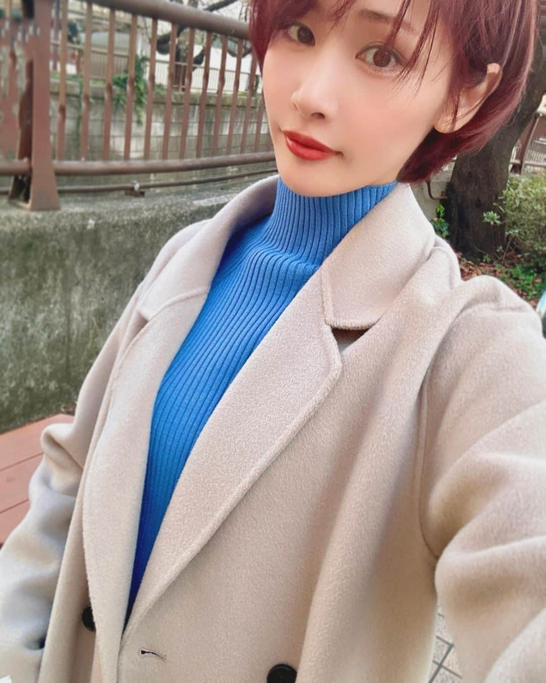 横町ももこさんのインスタグラム写真 - (横町ももこInstagram)「💖　  やっと美容室いけた〜💇‍♀️✨髪色も復活🥹！！ ヒデさん( @hideto_piece201 ) いつもありがとうございます🙏  この日のアウターは 「SISTERHOOD(シスターフード)」 のメリノウールのコートだよ🧥✨  SISTERHOODはこの冬日本に初上陸したばかりの 韓国で大人気のアウターブランド💞  国際ウール協会で認定された100%メリノウールで ハイブランドと同じ工場でつくられているのが人気の秘密🤫💕  通常なら10万円以上するアウターが中間流通をすべて省いているから 低価格の3万円台で購入できちゃうの😍💥安すぎ❤️  しっかり厚みのある生地だけど軽くて羽織りやすくて 色味やシルエットも気に入ってます🎵  #PR @sisterhood.jp  #SISTERHOOD  #シスターフード #韓国ファッション #冬アウター #チェスターコート #秋冬ファッション #高身長コーデ #身長170cm  #ショートヘア #ブロガー　#インフルエンサー #ママインフルエンサー #フリーランスモデル #横町ももこ」11月30日 20時35分 - momochadayo