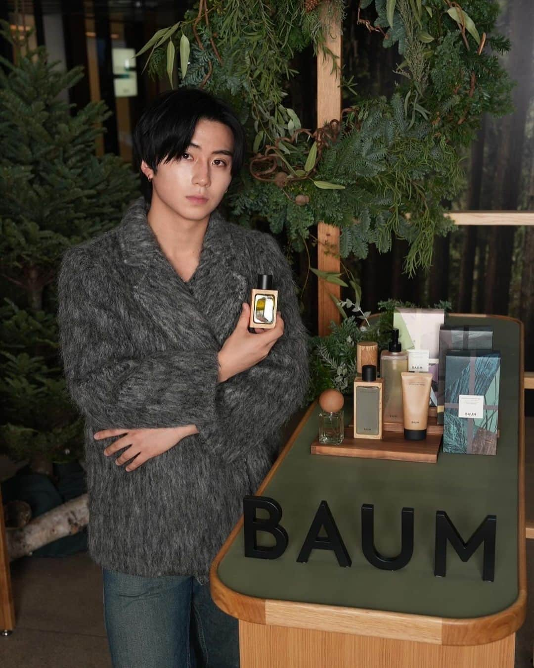 岡田蓮さんのインスタグラム写真 - (岡田蓮Instagram)「資生堂　BAUM  「BAUM」は「樹木との共生」をテーマに掲げたスキン＆マインドブランド！ 樹木のもつ「貯水」「成長」「環境防御」の３つの働きに着目し、年齢や性別を問わず、すこやかな肌をサポートする！ 全化粧品は90％以上を自然由来の素材から製造しているほか、商品パッケージに木製家具メーカー・カリモク家具とコラボレーションし、家具の製造工程で発生し木材を再生利用しているのも、大きな特徴で人気を博しております。  12月1日～3日原宿でBAUMのクリスマスマーケットがやってるので是非足を運んでみてください‼︎😊 #BAUMHOLIDAY2023 #森林浴美容 #PR」11月30日 20時45分 - ren.479