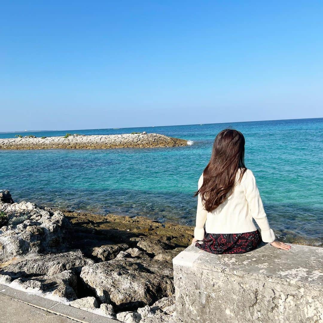野本愛さんのインスタグラム写真 - (野本愛Instagram)「今年4回目の沖縄に行ってきました😊✨  今年の初めに沖縄に行って 毎月来たいと思ったのですが 3ヶ月に1回行くことができました🥰🌺  沖縄に行くと生きてる喜びと感謝が湧いて 美しい景色を眺めるたびに ありがとうという気持ちでいっぱいになります❤️  普段東京で過ごしてると 空気も悪いし、色々な人の念とか欲とか エゴとかを感じたり デジタルに触れてばかりいるのも疲れて 氣も乱れます。  美しい自然は心と体のエネルギーを 浄化してくれますね🥰💕✨  今回もクリアリングできました❣️❣️  お気に入りのシェラトン沖縄 @sheratonokinawa の ビーチからの景色✨  来年もいけますように😘😘😘  #シェラトン沖縄 #シェラトン沖縄サンマリーナリゾート #サンマリーナビーチ #沖縄旅行 #沖縄ビーチ #沖縄大好き #恩納村 #恩納村ビーチ #沖縄グラム #海が好き #国内旅行 #パワースポット #アーシング  #マリオットボンヴォイ #okinawa #reviewgirl」11月30日 20時47分 - himemode