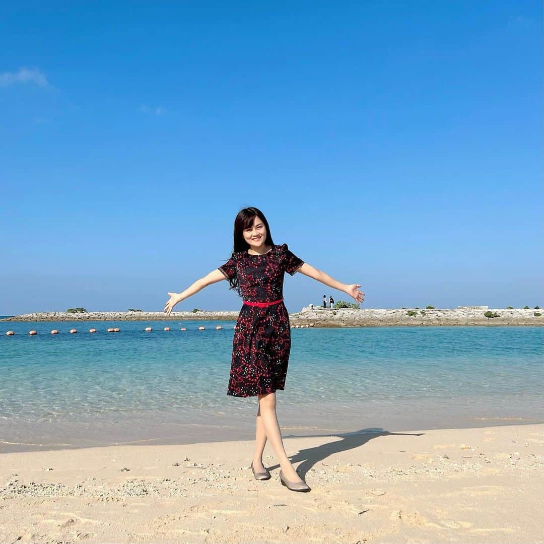 野本愛のインスタグラム：「今年4回目の沖縄に行ってきました😊✨  今年の初めに沖縄に行って 毎月来たいと思ったのですが 3ヶ月に1回行くことができました🥰🌺  沖縄に行くと生きてる喜びと感謝が湧いて 美しい景色を眺めるたびに ありがとうという気持ちでいっぱいになります❤️  普段東京で過ごしてると 空気も悪いし、色々な人の念とか欲とか エゴとかを感じたり デジタルに触れてばかりいるのも疲れて 氣も乱れます。  美しい自然は心と体のエネルギーを 浄化してくれますね🥰💕✨  今回もクリアリングできました❣️❣️  お気に入りのシェラトン沖縄 @sheratonokinawa の ビーチからの景色✨  来年もいけますように😘😘😘  #シェラトン沖縄 #シェラトン沖縄サンマリーナリゾート #サンマリーナビーチ #沖縄旅行 #沖縄ビーチ #沖縄大好き #恩納村 #恩納村ビーチ #沖縄グラム #海が好き #国内旅行 #パワースポット #アーシング  #マリオットボンヴォイ #okinawa #reviewgirl」