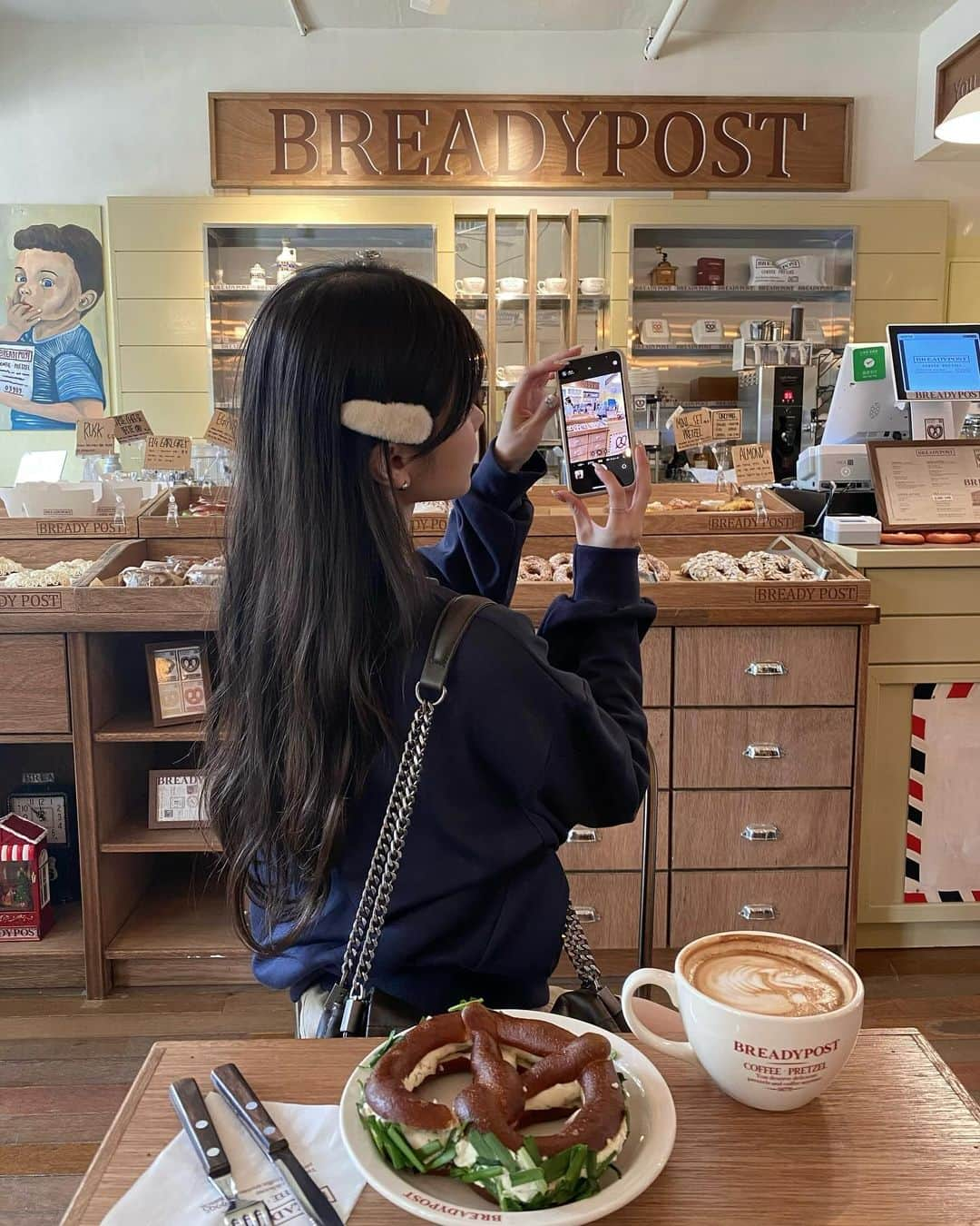 星乃まひろさんのインスタグラム写真 - (星乃まひろInstagram)「韓国のカフェでブランチしたときの🥨♡ ㅤㅤㅤㅤㅤㅤㅤㅤㅤㅤㅤㅤㅤ ㅤㅤㅤㅤㅤㅤㅤㅤㅤㅤㅤㅤㅤ お店かわいすぎたしプレッツェルおいしすぎてペロリだった、、🫶🏻🫶🏻 ㅤㅤㅤㅤㅤㅤㅤㅤㅤㅤㅤㅤㅤ ㅤㅤㅤㅤㅤㅤㅤㅤㅤㅤㅤㅤㅤ tops: @hotping_japan  ㅤㅤㅤㅤㅤㅤㅤㅤㅤㅤㅤㅤㅤ ㅤㅤㅤㅤㅤㅤㅤㅤㅤㅤㅤㅤㅤ #ootd #code #sweat #hotping #韓国 #韓国カフェ #ソウルカフェ #弘大カフェ」11月30日 20時39分 - mhr_honi