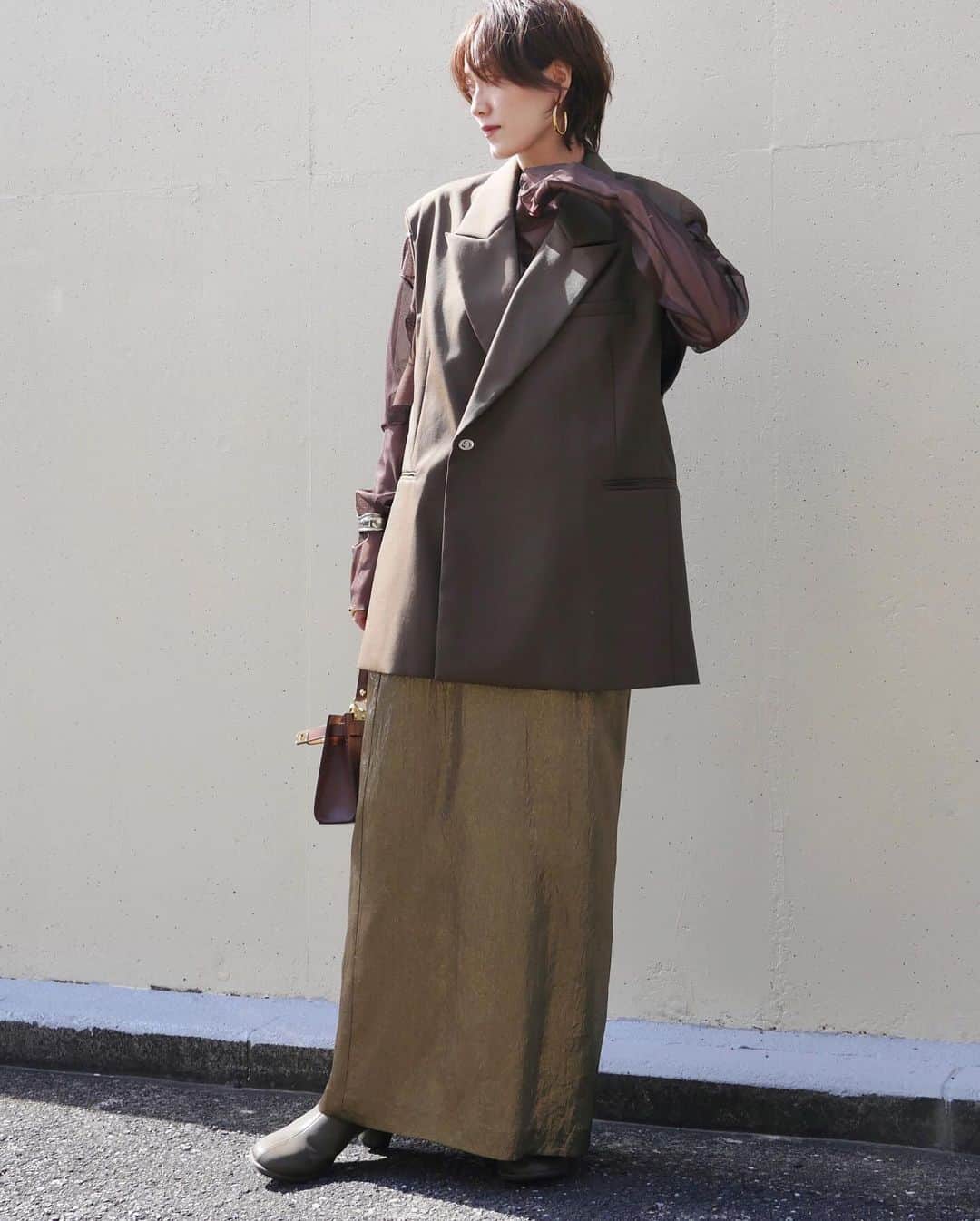Miki Kanekoさんのインスタグラム写真 - (Miki KanekoInstagram)「1ヶ月以上前の服😂  でも今日もシアートップスにコート着てた。寒いような暑いような😗  👚…#cityshop 🦺…#maisonspecial  👜…#aulentti#slobeiena  👢…#orientaltraffic  skirt…#yae pierce…#freaksstore」11月30日 20時41分 - mikiaoba