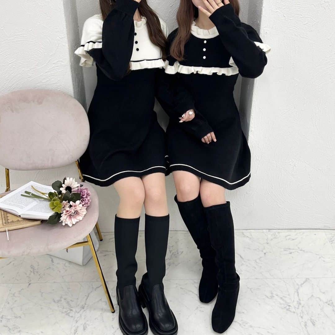 apres jour(アプレジュール) さんのインスタグラム写真 - (apres jour(アプレジュール) Instagram)「【 '𝟐𝟑 𝐍𝐞𝐰 𝐋𝐢𝐧𝐞 🩰 𝐅𝐫𝐞𝐧𝐜𝐡 𝐠𝐢𝐫𝐥𝐲 𝐰𝐢𝐧𝐭𝐞𝐫 𝐋𝐎𝐎𝐊 🎀 】　 11/30(木) 21:00〜 ⁡ ◆ケープデザインが目を惹くフレンチガーリーワンピース♡  ⁡ ケープデザインが目を惹くフレンチガーリーなミニ丈ワンピース。 ボリューム袖のたぽっと感も可愛らしいポイントです♪  もちもちと肌触りの良いニット生地を使っており、着心地も抜群です◎  ケープと襟ぐりにフリルを寄せ、ケープと裾に配色ラインを施したアイテム。 フロントの小さめくるみボタンが可愛らしさを引き立ててくれます！  普段使い、特別な日の1着にもおすすめなアイテム♡ お友達とおそろいでの着用もおすすめです♡  ⁡ #ケープミニワンピース 商品番号🔎985158 サイズ…F/XL ¥4,995(taxin) ⁡ ⁡ こちらの画像はインスタ用に加工しておりますので、カラーの雰囲気が実際の商品と異なる場合がございます。 商品ページにてカラーのご確認をお願い致します。 ⁡ #ZOZOでしか買えない #アプレジュール #アプレ部」11月30日 20時42分 - apres_jour