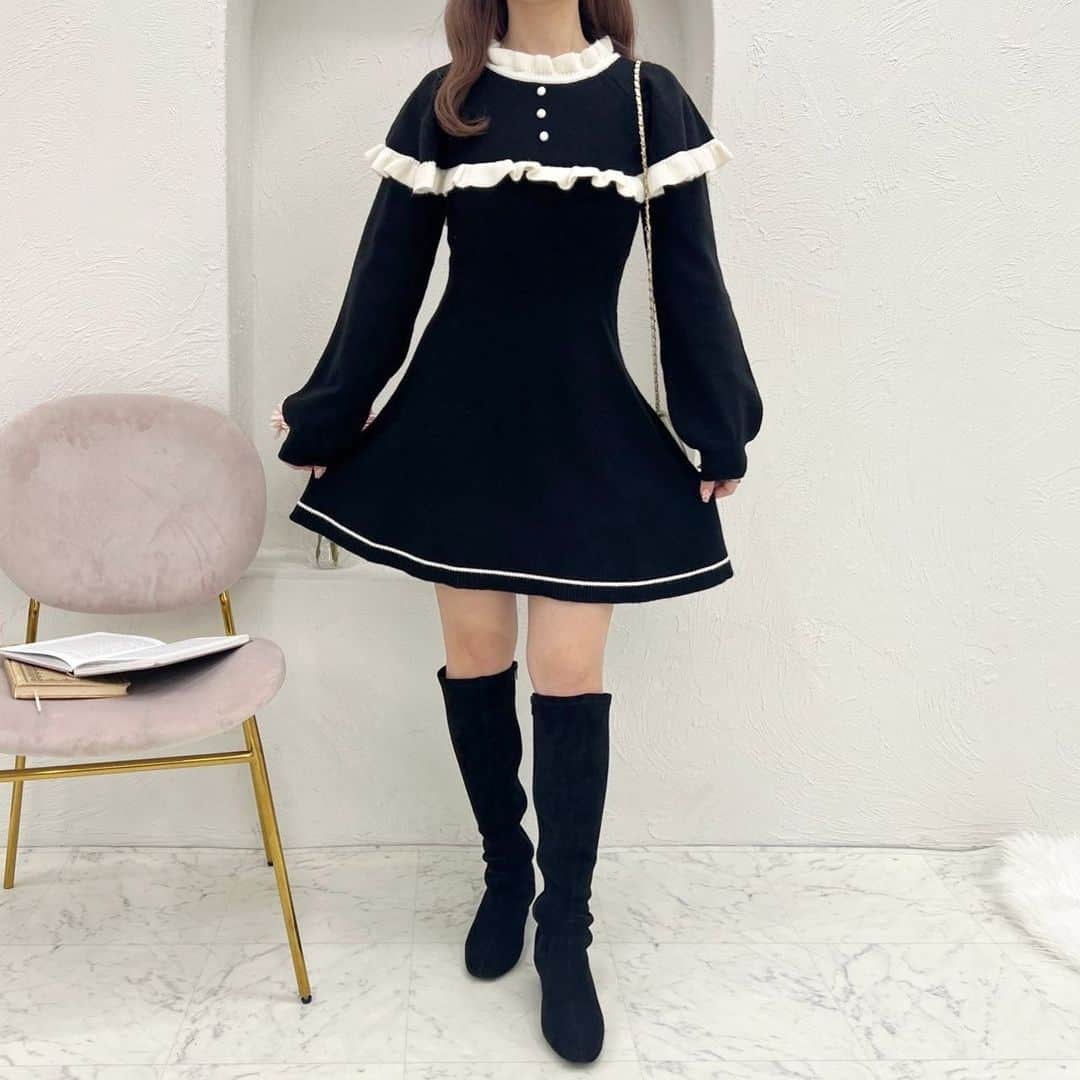 apres jour(アプレジュール) さんのインスタグラム写真 - (apres jour(アプレジュール) Instagram)「【 '𝟐𝟑 𝐍𝐞𝐰 𝐋𝐢𝐧𝐞 🩰 𝐅𝐫𝐞𝐧𝐜𝐡 𝐠𝐢𝐫𝐥𝐲 𝐰𝐢𝐧𝐭𝐞𝐫 𝐋𝐎𝐎𝐊 🎀 】　 11/30(木) 21:00〜 ⁡ ◆ケープデザインが目を惹くフレンチガーリーワンピース♡  ⁡ ケープデザインが目を惹くフレンチガーリーなミニ丈ワンピース。 ボリューム袖のたぽっと感も可愛らしいポイントです♪  もちもちと肌触りの良いニット生地を使っており、着心地も抜群です◎  ケープと襟ぐりにフリルを寄せ、ケープと裾に配色ラインを施したアイテム。 フロントの小さめくるみボタンが可愛らしさを引き立ててくれます！  普段使い、特別な日の1着にもおすすめなアイテム♡ お友達とおそろいでの着用もおすすめです♡  ⁡ #ケープミニワンピース 商品番号🔎985158 サイズ…F/XL ¥4,995(taxin) ⁡ ⁡ こちらの画像はインスタ用に加工しておりますので、カラーの雰囲気が実際の商品と異なる場合がございます。 商品ページにてカラーのご確認をお願い致します。 ⁡ #ZOZOでしか買えない #アプレジュール #アプレ部」11月30日 20時42分 - apres_jour