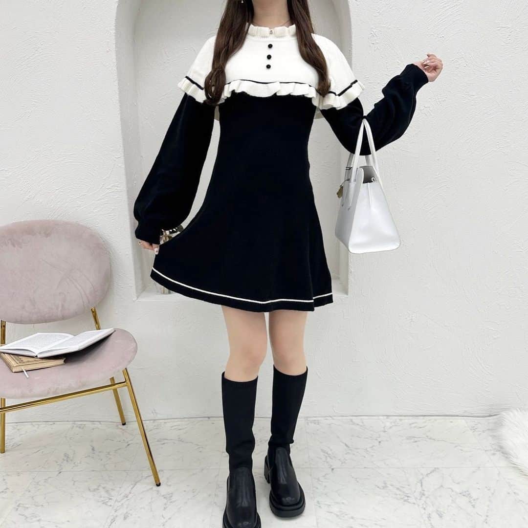 apres jour(アプレジュール) さんのインスタグラム写真 - (apres jour(アプレジュール) Instagram)「【 '𝟐𝟑 𝐍𝐞𝐰 𝐋𝐢𝐧𝐞 🩰 𝐅𝐫𝐞𝐧𝐜𝐡 𝐠𝐢𝐫𝐥𝐲 𝐰𝐢𝐧𝐭𝐞𝐫 𝐋𝐎𝐎𝐊 🎀 】　 11/30(木) 21:00〜 ⁡ ◆ケープデザインが目を惹くフレンチガーリーワンピース♡  ⁡ ケープデザインが目を惹くフレンチガーリーなミニ丈ワンピース。 ボリューム袖のたぽっと感も可愛らしいポイントです♪  もちもちと肌触りの良いニット生地を使っており、着心地も抜群です◎  ケープと襟ぐりにフリルを寄せ、ケープと裾に配色ラインを施したアイテム。 フロントの小さめくるみボタンが可愛らしさを引き立ててくれます！  普段使い、特別な日の1着にもおすすめなアイテム♡ お友達とおそろいでの着用もおすすめです♡  ⁡ #ケープミニワンピース 商品番号🔎985158 サイズ…F/XL ¥4,995(taxin) ⁡ ⁡ こちらの画像はインスタ用に加工しておりますので、カラーの雰囲気が実際の商品と異なる場合がございます。 商品ページにてカラーのご確認をお願い致します。 ⁡ #ZOZOでしか買えない #アプレジュール #アプレ部」11月30日 20時42分 - apres_jour