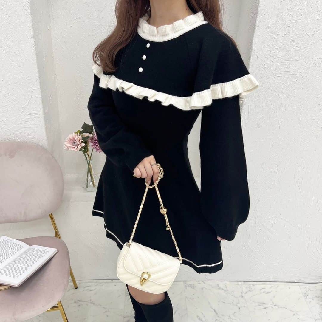 apres jour(アプレジュール) さんのインスタグラム写真 - (apres jour(アプレジュール) Instagram)「【 '𝟐𝟑 𝐍𝐞𝐰 𝐋𝐢𝐧𝐞 🩰 𝐅𝐫𝐞𝐧𝐜𝐡 𝐠𝐢𝐫𝐥𝐲 𝐰𝐢𝐧𝐭𝐞𝐫 𝐋𝐎𝐎𝐊 🎀 】　 11/30(木) 21:00〜 ⁡ ◆ケープデザインが目を惹くフレンチガーリーワンピース♡  ⁡ ケープデザインが目を惹くフレンチガーリーなミニ丈ワンピース。 ボリューム袖のたぽっと感も可愛らしいポイントです♪  もちもちと肌触りの良いニット生地を使っており、着心地も抜群です◎  ケープと襟ぐりにフリルを寄せ、ケープと裾に配色ラインを施したアイテム。 フロントの小さめくるみボタンが可愛らしさを引き立ててくれます！  普段使い、特別な日の1着にもおすすめなアイテム♡ お友達とおそろいでの着用もおすすめです♡  ⁡ #ケープミニワンピース 商品番号🔎985158 サイズ…F/XL ¥4,995(taxin) ⁡ ⁡ こちらの画像はインスタ用に加工しておりますので、カラーの雰囲気が実際の商品と異なる場合がございます。 商品ページにてカラーのご確認をお願い致します。 ⁡ #ZOZOでしか買えない #アプレジュール #アプレ部」11月30日 20時42分 - apres_jour