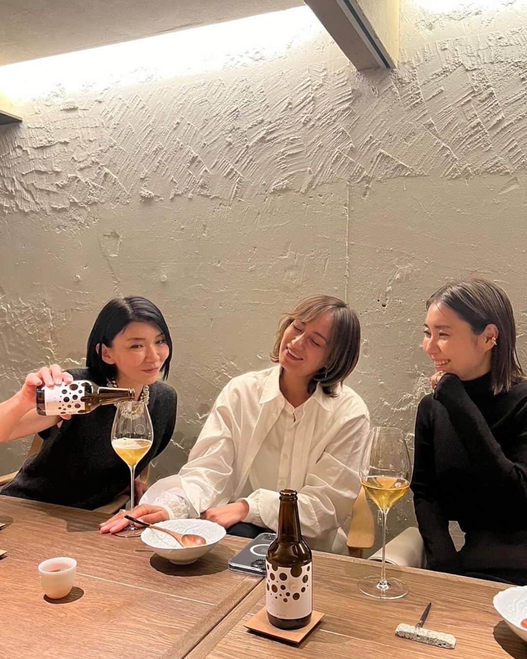 白幡啓のインスタグラム：「忘年会シーズン到来🩷 この日はエディターのたえちゃんの 号令で何とも美味しい中華料理の 麻布十番"一平飯店"へ❤️❤️  たえちゃんのご友人が作られている ラグジュアリービール『ROCOCO』の お取り扱い店は特別なお店ばかりでびっくり‼️ 社長さん若いのに立派だわぁ。。。 美味しいお料理とビオワインのようなビール🍺にと何より止まらない会話を存分に楽しんだ　忘年会のスタートになりました❤️❤️  さて 明日から12月‼️ スーパーハード月間を乗り切りましょう😊😊」