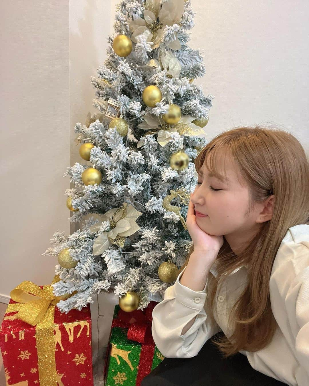 宮崎華帆のインスタグラム：「_ 11月もありがとうございました🐜⑩💓  クリスマスツリーもだいぶ完成してきました🌙.*🎄ෆ‪ෆ‪•*🎅*•¸🎶✨🎼ෆ‪ෆ‪•*🎅*•¸🎄🌙.*  12月は、あんまり家におる事はないけど気持ちだけでもクリスマス気分を♡♡  12月もよろしくお願いします♡♡ 現地放送が多いです🥰 予定表どぞ！！  🎅おなみの11月の𝕤𝕔𝕙𝕖𝕕𝕦𝕝𝕖🎄 🚴2日 広島競輪☀️ 🚴3日 広島競輪 ☀️ 🚴4日 広島競輪 ☀️ 🚴10日 平塚競輪 🚴11日 平塚競輪 🚴12日 平塚競輪 🚴17日 小松島競輪CS🌙 🚴18日 小松島競輪CS🌙 🚴19日 小松島競輪CS🌙 🚴21日 広島記念（玉野競輪場現地） 🚴22日 広島記念 🚴23日 広島記念 🚴24日 広島記念 🚴25日 小松島競輪CS 🚴26日 小松島競輪CS 🚴27日 小松島競輪CS 🚴31日 小松島競輪 CS☀️」