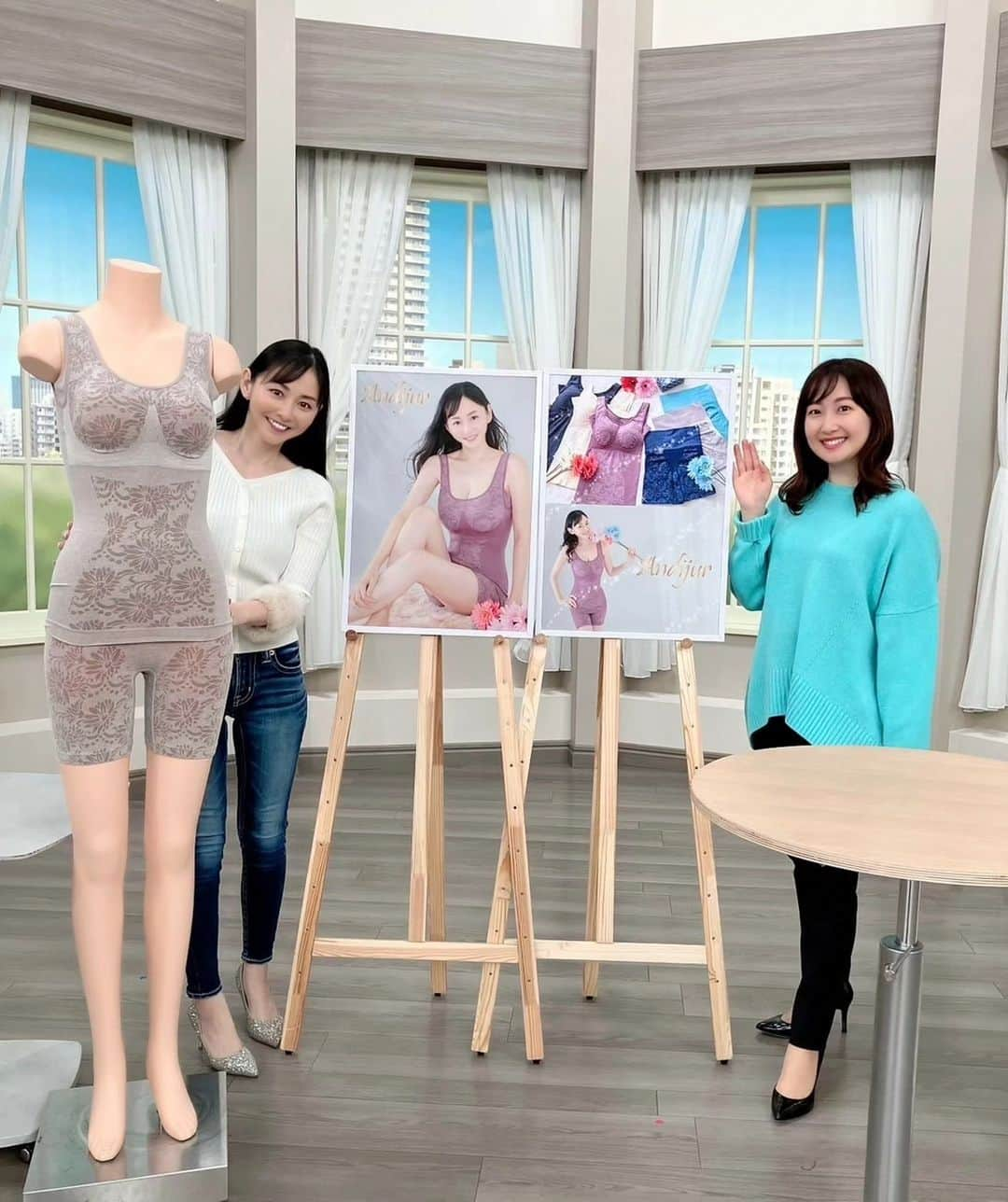 杉原杏璃さんのインスタグラム写真 - (杉原杏璃Instagram)「QVC年内ありがとうございました。  今日もQVC📺見てくださった皆さん✨ご注文いただいた皆さん✨ありがとうございました☺️  今日のナビゲーターの佐竹明咲美さんと1時間マシンガントークでおとどけしました🎤  今日のオンエア価格は、本日限りの価格になってますのでよろしくお願いします。  年内は本日が最後なので  また来年ですね！！　  2024年も【Andijur】を宜しくお願い致しますおねがい  QVCは千葉にあるので10年間、いつもディズニーランドを横目に通ってますが👀.....  直帰してます🏠💦  クリスマスイルミネーション🎄やってるんだろうなー　夜行くとステキなシーズンだよねー  いいなー👀.....  いつか寄って帰ろ♪♪  #杉原杏璃 #sugiharaanri #anrisugihara #Japanese#girl #グラビア #グラドル#glamor #gravure #hot #asian #QVC #Andijur #補正下着 #アンディジュール #オンエア情報 #ブラキャミ #ガードル」11月30日 20時55分 - anri.sugihara.anri