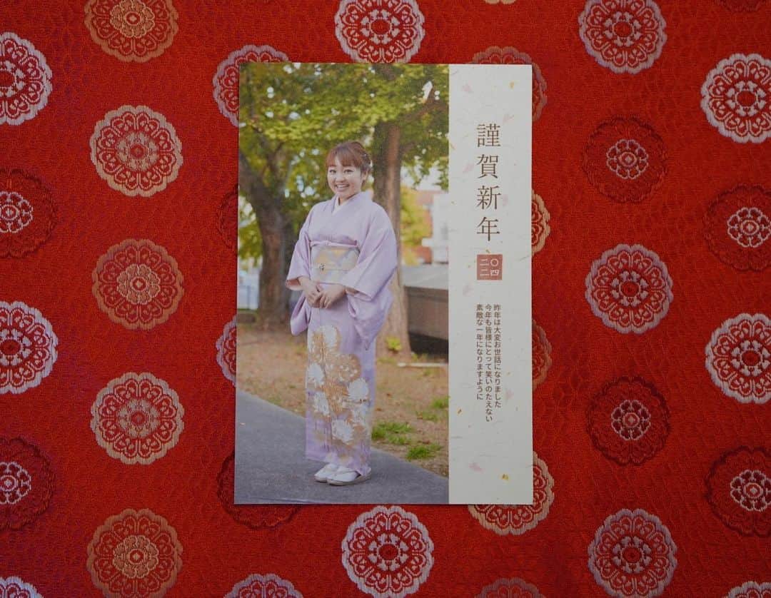 柳原可奈子さんのインスタグラム写真 - (柳原可奈子Instagram)「２０２４年の年賀状を「みてね年賀状」のアプリで作ったよ〜🎍🌞💕  写真は、先日の七五三のと、最近家族でお出かけ先で撮ったものにしたよ！！  「この写真もいい！」「あっ、これも作りたい！」となり、３パターン作ったよ😊  （無料でお試し印刷が３枚までできるから、実物届いてから決めるのもありね！お試し年賀状は１２/１５まで🙆‍♀️） （３枚試せるんだもの、カナコ艶やか１ショットバージョンも作ってみたわ💋笑）  写真入りの年賀状ってなんか作るの難しいイメージがあったんだけど、 スマホから写真を選んだら自動でレイアウトしてくれるから、 寝る前ベッドでスマホポチポチしておしゃれ年賀状が出来ちゃった〜❤️  🕊  「みてね」のアプリ、おじいちゃんおばあちゃんとも可愛い写真が共有できて 使ってる方多いんじゃないかしら？☺️  いつも使ってる方は、「みてね年賀状」と連携したら最短１分でできるよ‼️ （もちろん連携してなくてもカメラロールから選んで作成してもすぐできる！）  気に入った写真が一枚あれば、 デザインを選んでフレームにはめるだけでいいし、 （神社での家族集合写真はそんな感じで一番簡単にできたの✌️✨）  切り抜きフォトの機能を使えば 写真の中から人物だけを自動で切り抜いてくれるから すごい凝った感じの仕上がりになるよ❣️ スタンプもお正月っぽいのたくさんあるから作るの楽しかった〜🎍🍶💕  早ければ翌日に出荷されるから年末の忙しい時期、今からでも十分間に合うからぜひ作ってみてね❤️  ちなみに、こちらのクーポンコードを入れると印刷代１０％オフになります。 クーポンコードは　kanako_2024 詳しくは、みてねのプロフィールURLをみてください😉💕 ＃みてね年賀状　＃みてね　＃みてねアプリ　＃年賀状　＃PR」11月30日 20時55分 - yanagihara_kanako_