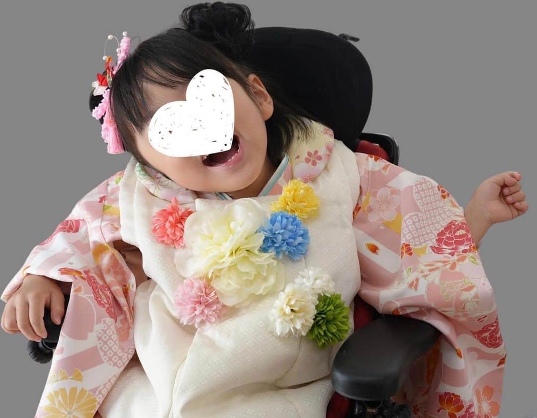 柳原可奈子さんのインスタグラム写真 - (柳原可奈子Instagram)「２０２４年の年賀状を「みてね年賀状」のアプリで作ったよ〜🎍🌞💕  写真は、先日の七五三のと、最近家族でお出かけ先で撮ったものにしたよ！！  「この写真もいい！」「あっ、これも作りたい！」となり、３パターン作ったよ😊  （無料でお試し印刷が３枚までできるから、実物届いてから決めるのもありね！お試し年賀状は１２/１５まで🙆‍♀️） （３枚試せるんだもの、カナコ艶やか１ショットバージョンも作ってみたわ💋笑）  写真入りの年賀状ってなんか作るの難しいイメージがあったんだけど、 スマホから写真を選んだら自動でレイアウトしてくれるから、 寝る前ベッドでスマホポチポチしておしゃれ年賀状が出来ちゃった〜❤️  🕊  「みてね」のアプリ、おじいちゃんおばあちゃんとも可愛い写真が共有できて 使ってる方多いんじゃないかしら？☺️  いつも使ってる方は、「みてね年賀状」と連携したら最短１分でできるよ‼️ （もちろん連携してなくてもカメラロールから選んで作成してもすぐできる！）  気に入った写真が一枚あれば、 デザインを選んでフレームにはめるだけでいいし、 （神社での家族集合写真はそんな感じで一番簡単にできたの✌️✨）  切り抜きフォトの機能を使えば 写真の中から人物だけを自動で切り抜いてくれるから すごい凝った感じの仕上がりになるよ❣️ スタンプもお正月っぽいのたくさんあるから作るの楽しかった〜🎍🍶💕  早ければ翌日に出荷されるから年末の忙しい時期、今からでも十分間に合うからぜひ作ってみてね❤️  ちなみに、こちらのクーポンコードを入れると印刷代１０％オフになります。 クーポンコードは　kanako_2024 詳しくは、みてねのプロフィールURLをみてください😉💕 ＃みてね年賀状　＃みてね　＃みてねアプリ　＃年賀状　＃PR」11月30日 20時55分 - yanagihara_kanako_