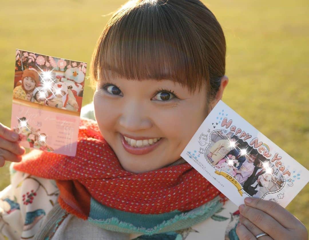 柳原可奈子さんのインスタグラム写真 - (柳原可奈子Instagram)「２０２４年の年賀状を「みてね年賀状」のアプリで作ったよ〜🎍🌞💕  写真は、先日の七五三のと、最近家族でお出かけ先で撮ったものにしたよ！！  「この写真もいい！」「あっ、これも作りたい！」となり、３パターン作ったよ😊  （無料でお試し印刷が３枚までできるから、実物届いてから決めるのもありね！お試し年賀状は１２/１５まで🙆‍♀️） （３枚試せるんだもの、カナコ艶やか１ショットバージョンも作ってみたわ💋笑）  写真入りの年賀状ってなんか作るの難しいイメージがあったんだけど、 スマホから写真を選んだら自動でレイアウトしてくれるから、 寝る前ベッドでスマホポチポチしておしゃれ年賀状が出来ちゃった〜❤️  🕊  「みてね」のアプリ、おじいちゃんおばあちゃんとも可愛い写真が共有できて 使ってる方多いんじゃないかしら？☺️  いつも使ってる方は、「みてね年賀状」と連携したら最短１分でできるよ‼️ （もちろん連携してなくてもカメラロールから選んで作成してもすぐできる！）  気に入った写真が一枚あれば、 デザインを選んでフレームにはめるだけでいいし、 （神社での家族集合写真はそんな感じで一番簡単にできたの✌️✨）  切り抜きフォトの機能を使えば 写真の中から人物だけを自動で切り抜いてくれるから すごい凝った感じの仕上がりになるよ❣️ スタンプもお正月っぽいのたくさんあるから作るの楽しかった〜🎍🍶💕  早ければ翌日に出荷されるから年末の忙しい時期、今からでも十分間に合うからぜひ作ってみてね❤️  ちなみに、こちらのクーポンコードを入れると印刷代１０％オフになります。 クーポンコードは　kanako_2024 詳しくは、みてねのプロフィールURLをみてください😉💕 ＃みてね年賀状　＃みてね　＃みてねアプリ　＃年賀状　＃PR」11月30日 20時55分 - yanagihara_kanako_