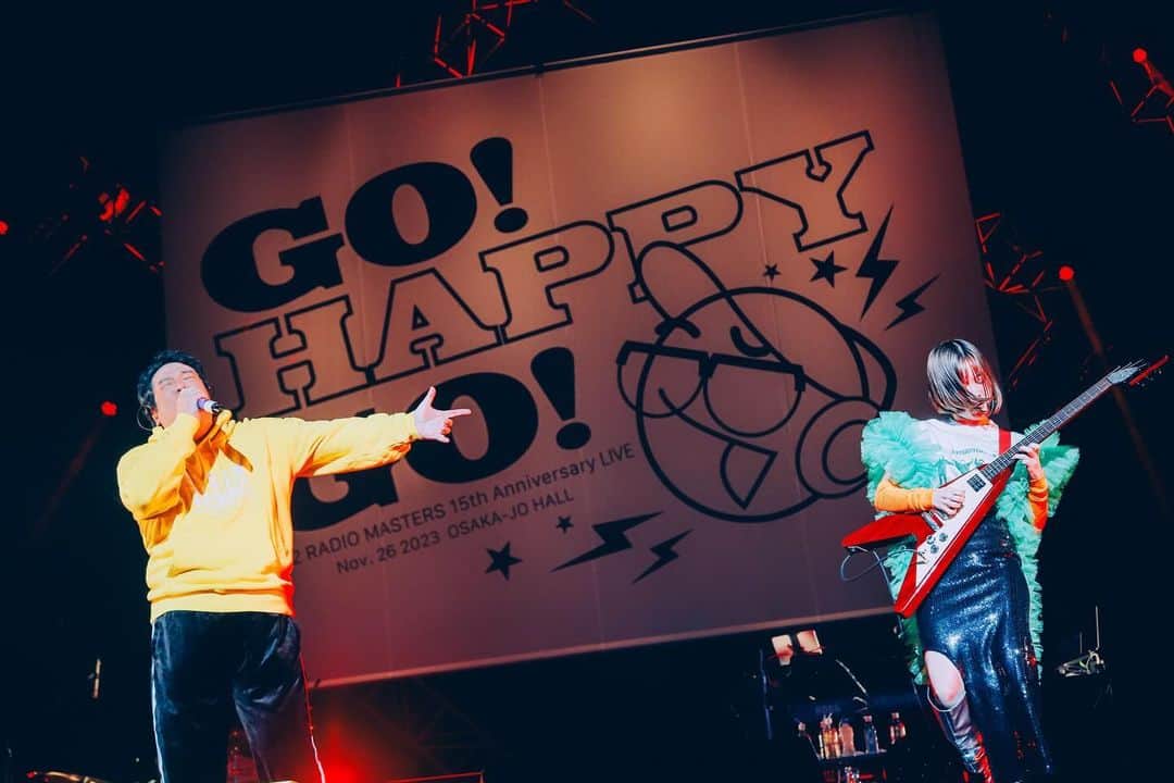 Reiさんのインスタグラム写真 - (ReiInstagram)「📻🎂  FM802 RADIO MASTERS 15th Anniversary LIVE "GO! HAPPY GO!" in 大阪城ホール。 ハウスバンドのギタリストとして 参加させていただきました。  中島ヒロトさんとFM802 RADIO MASTERSのダブルアニバーサリーライブということで、ヒロトさんと親交のある素晴らしいアーティストのみなさんのバックで演奏させていただきました。  お客さんもアーティストのみなさんも、ヒロトさん愛に溢れ、ポジティブなエネルギーが爆発していたライブ。個人的には、憧れの城ホール。こんな華やかなイベントで演奏している自分の頬を何度もつねりました。夢のようでした。  そしてアーティストのみなさんの時代を超えていくパフォーマンスと曲の力を感じ、特等席でそれを目の当たりにできたことが本当に刺激的で貴重な体験でした。  バンドに誘ってくれたリーダーのハマ・オカモトさん(ba)始め、大樋祐大くん(kb)、岡本啓佑くん(dr)と一緒に演奏できたことも本当に光栄でした。みんな、わたしを仲間にいれてくれてありがとう。  ハマくんがわたしを誘ってくれたのは、ギターとかってより、異常なラジオ好き、ヒロトさんとの交流や、音楽をたのしそうに演奏するからだと思っています(あくまで予想です笑)。 だから "ラジオと音楽が好きでよかったなぁ" と感謝しています。  最後にあらためて、ヒロトさんおめでとうございます💐 ギター10本も持ってきてごめんね！ あれは誕生日ケーキのろうそくのつもりでした！ (言い訳) 60歳のお祝いまで元気でいてくださいね🎂  photo 日吉"JP"純平/ヨシモリユウナ  #中島ヒロト #radiomasters #サザエさん #稲穂テレキャス」11月30日 20時47分 - guita_rei