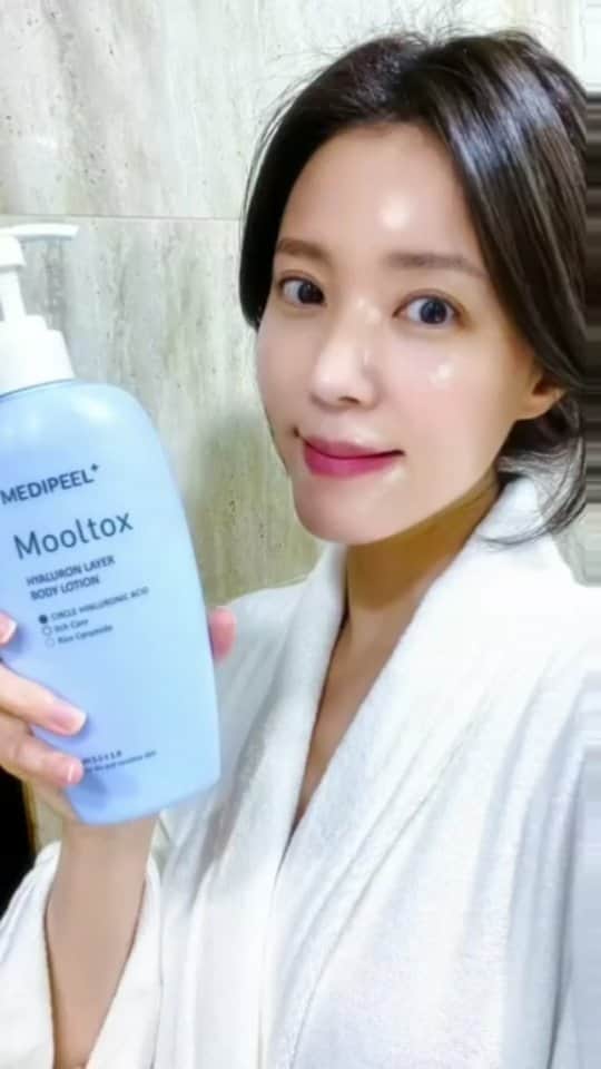 チョン・シアのインスタグラム：「너무 건조한 요즘 수분가득한 바디로션을 만났어요~💧  물톡스 바디로션은 진짜수분이 들어가서 늘 건조하고 푸석한 피부가 고민이신 분에게 딱이예요!  쌀에서 추출한 세라마이드 함유와 5가지 AHA 성분으로 거친피부를 매끈하고 촉촉하게 가꿔줍니다~🌞  촉촉하지만 끈적임없는 사용감으로 깊고 은은한 향기까지 물톡스바디로션을 추천합니다!!🌱  #광고#메디필#medipeel#메디필바디로션#메디필물톡스」