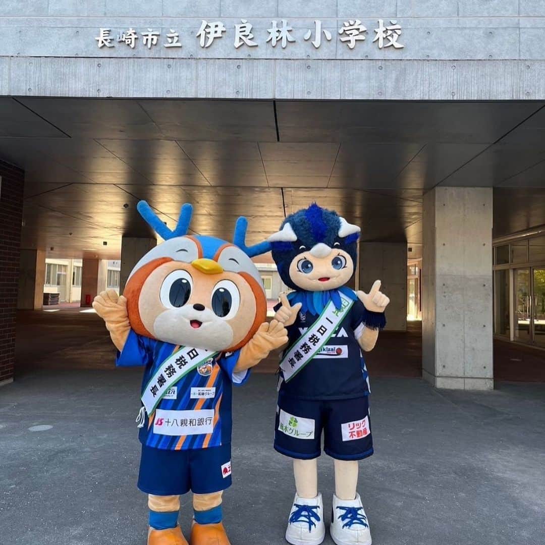 ヴィヴィくんさんのインスタグラム写真 - (ヴィヴィくんInstagram)「LUCAちゃんと「一日税務署長」さん✨ おひさしぶりのちょうさんでわくわくっ＼(^o^)／  すこしまえになりますが11がつ11にち～17にちは「税を考える週間」ということで伊良林小学校のおともだちとぜいについておべんきょうしましたっ🐥🐥🎶 ◯✕クイズ、むずかしかったぁ～💦  #vvaren #vファーレン #vファーレン長崎 #長崎 #ヴィヴィくん #velca #LUCA ちゃん #長崎市」11月30日 20時48分 - vivikun_vvn