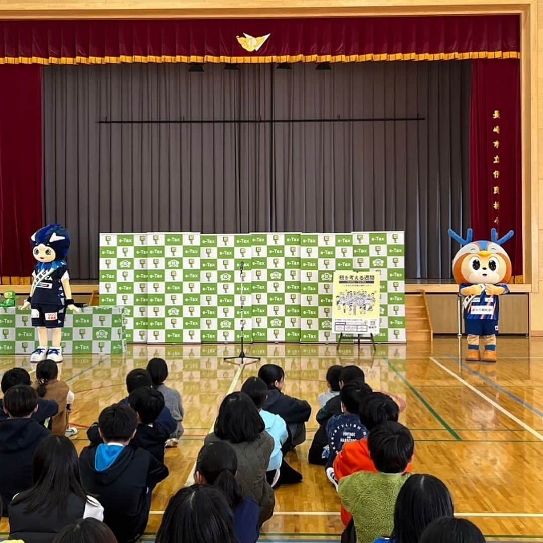 ヴィヴィくんさんのインスタグラム写真 - (ヴィヴィくんInstagram)「LUCAちゃんと「一日税務署長」さん✨ おひさしぶりのちょうさんでわくわくっ＼(^o^)／  すこしまえになりますが11がつ11にち～17にちは「税を考える週間」ということで伊良林小学校のおともだちとぜいについておべんきょうしましたっ🐥🐥🎶 ◯✕クイズ、むずかしかったぁ～💦  #vvaren #vファーレン #vファーレン長崎 #長崎 #ヴィヴィくん #velca #LUCA ちゃん #長崎市」11月30日 20時48分 - vivikun_vvn