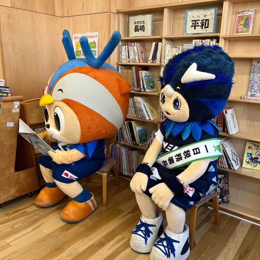ヴィヴィくんさんのインスタグラム写真 - (ヴィヴィくんInstagram)「LUCAちゃんと「一日税務署長」さん✨ おひさしぶりのちょうさんでわくわくっ＼(^o^)／  すこしまえになりますが11がつ11にち～17にちは「税を考える週間」ということで伊良林小学校のおともだちとぜいについておべんきょうしましたっ🐥🐥🎶 ◯✕クイズ、むずかしかったぁ～💦  #vvaren #vファーレン #vファーレン長崎 #長崎 #ヴィヴィくん #velca #LUCA ちゃん #長崎市」11月30日 20時48分 - vivikun_vvn
