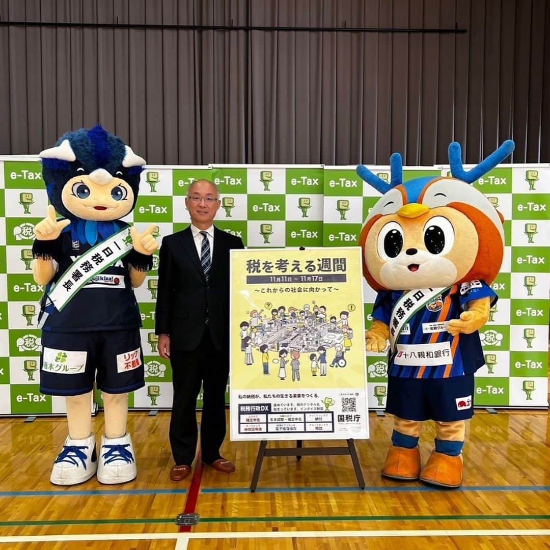 ヴィヴィくんさんのインスタグラム写真 - (ヴィヴィくんInstagram)「LUCAちゃんと「一日税務署長」さん✨ おひさしぶりのちょうさんでわくわくっ＼(^o^)／  すこしまえになりますが11がつ11にち～17にちは「税を考える週間」ということで伊良林小学校のおともだちとぜいについておべんきょうしましたっ🐥🐥🎶 ◯✕クイズ、むずかしかったぁ～💦  #vvaren #vファーレン #vファーレン長崎 #長崎 #ヴィヴィくん #velca #LUCA ちゃん #長崎市」11月30日 20時48分 - vivikun_vvn