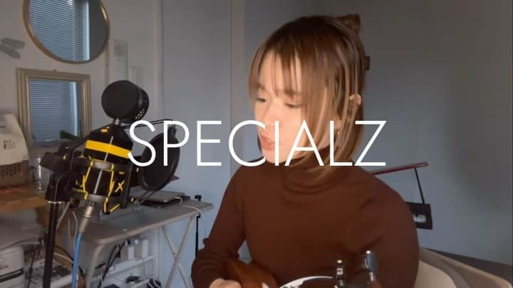 fumikaのインスタグラム：「SPECIALZ / King Gnu ※音量注意  呪術廻戦毎度楽しみ🐯!! ⁡ Full versionは日曜日にYouTube UP🎥✨　 ⁡ #ウクレレカバー #安定の木曜日 #anime #呪術廻戦 #SPECIALZ #KingGnu #ukulele #ウクレレ女子 #名曲 #cover #romerocreations  #KBCラジオ #しょちゅガール #毎週ウクレレコーナー #リクエスト受付中」