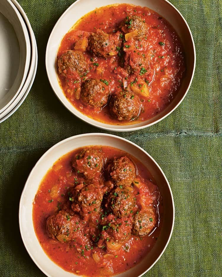 ナイジェラ・ローソンのインスタグラム：「#RecipeOfTheDay comes proudly from the Loving Defence of Brown Food chapter of #CookEatRepeat, bringing cold-weather comfort and joy: Black Pudding Meatballs!  NB I’m on the road and just in posting (not responding) mode here, I’m afraid  . And to get the recipe, click on link in bio. Most of you may know what’s meant by “click on link in bio”, so just skip this bit, but for those who don’t, let me explain: tap on my name right up top, which will take you to a page that has a link on it that says www.nigella.com/instagram. When you click on this link, it will take you to a page of photographs: click on the photograph you want the recipe for – you sometimes have to tap a couple of times for some reason – and you will be taken to it!  . Photograph by #JonathanLovekin」