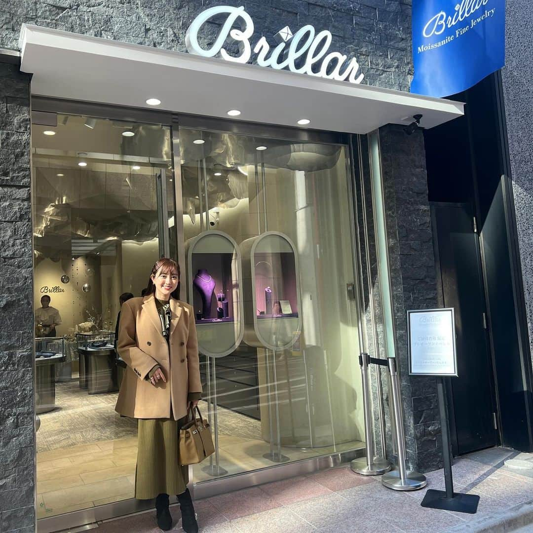 菊地亜美のインスタグラム：「.  @moissanite.brillar 移転記念の路面店プレオープンに行ってきました💍✨ なんと一人目のお客さんになれて嬉しくて写真撮りました🫣 ブリジャールはモアサナイトで出来てるジュエリーで、キラキラな商品が沢山ありいつもワクワクする空間♡  ここからは個人的。笑 ブリジャールが好きな理由を語ります🥰笑 ↓↓↓  ブリジャールとの出会いは、今やプライベートでも仲良くしていただいている代表の @iso_ohara さん。  私が産後数ヶ月の頃、コロナ禍で外に出ることも少なかった時にたまたまこちらのお店をインスタで見つけ、来店が予約制だと知り、久しぶりにキラキラした空間にゆっくり行きたいなと思い娘を連れて行ったところ、運良く代表の小原さんもいらっしゃったのがきっかけ✨  すぐ娘を見てくださり、ゆっくり見て試着して下さいねと言ってくださり、話もとても弾み商品を購入して楽しかったなぁ🥹💗と思ってた矢先…  出会って数ヶ月で子供にまつわるチャリティージュエリーの対談オファーをしてくださりすぐさま一緒にお仕事をすることに。😭  会ってお話しする空気感も、仕事の速さも頭の回転も腰の低さも、全て尊敬する方です✨ 忙しい時も忙しさを楽しむような方で、話してても文章も見てもマイナスな気持ちになることがなくポジティブな人😌  そして京大卒なのに高卒の私の話を真剣に聞いてくれます🥹🤣笑  小原さんといる時は自分がとっっっても素でいられて、とっても楽しい。 人に会わずに一人で色々したいと思ってしまう日が多いのですが、小原さんはそんな時に会いたいですって言えるような人✨  だからブリジャールが好きなのです💗 …と言いたいですが、ジュエリーも負けじととっても素敵なのです🫶笑  銀座に路面店があるので、見に行くだけでもぜひ行ってみて欲しいです✨（見に行くだけとかお店の人が言うやつでした）  写真のネックレスと人差し指の指輪は @moissanite.brillar です🥰  モアサナイトを知らない方は、ぜひ調べてください🥹爆」