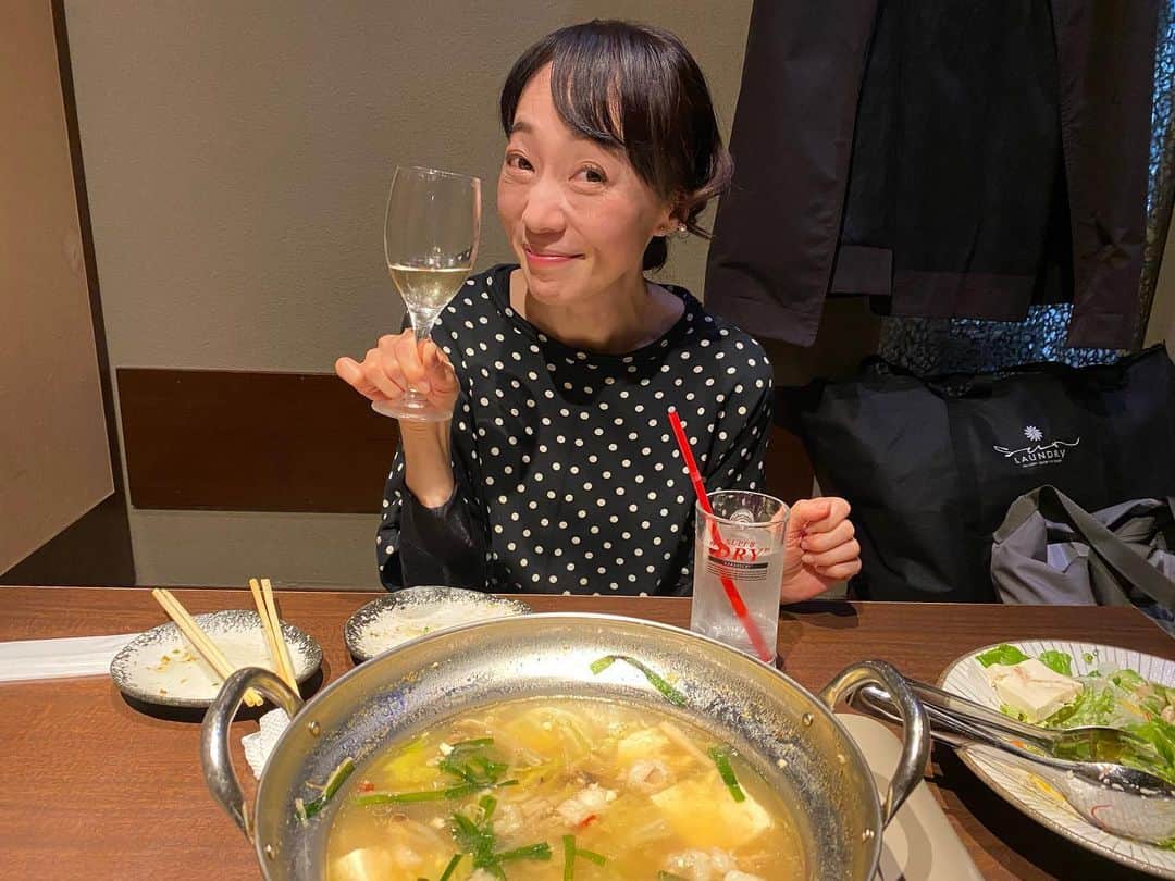 湯浅美和子のインスタグラム：「今年初めてのモツ鍋なのにお鍋の写真を撮り忘れ、すっかり食べ切り、映えない鍋を前にあっちゃーという表情です🙃  #もつなべ  #モツ鍋  #ごちそうさまでした」