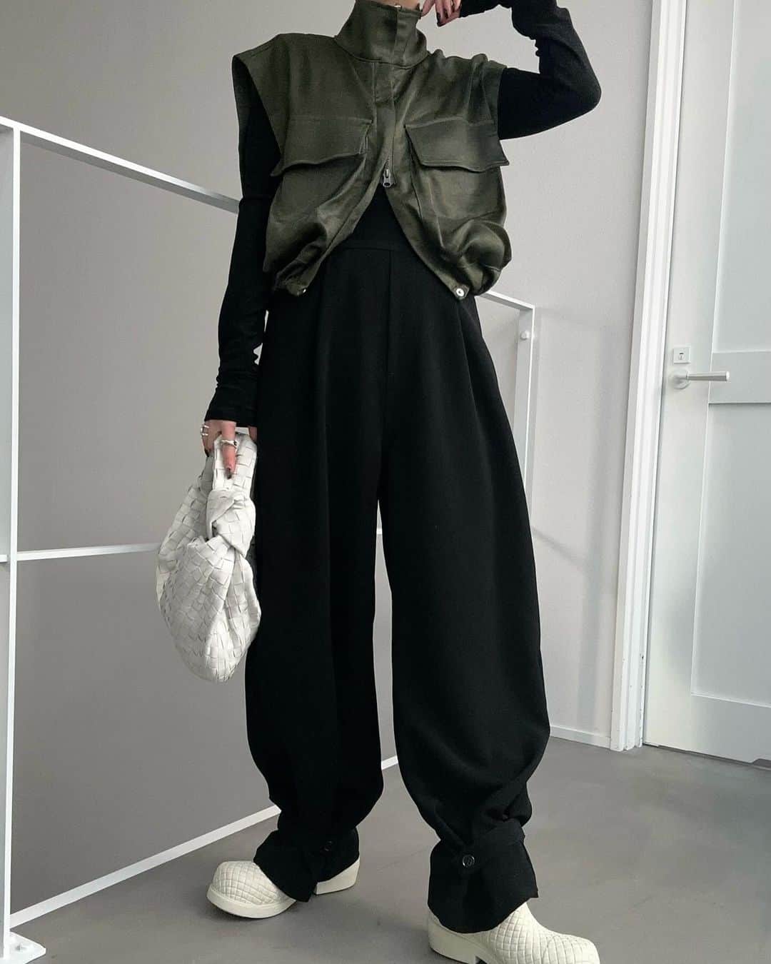 CONFIDENCE akinaのインスタグラム：「＼original こーで／  @cft__official  ankle tab belt high waist PT/black たくさんLIVEでお見せしてたオリジナルパンツ♡ 裾たぽっ♡ゆたっ♡ 柔らかくて履き心地抜群💯♡ ハイウエストでスタイルアップ♡！ 綺麗めからカジュアルまで合わせれるパンツです♡ 期間限定で特別特化なので金曜日販売是非~☺️♡!  ____________________________________ フォロワー様限定♡ 毎週抽選1名様にお好きな商品を1点 プレゼントさせて頂きます♡‼︎ こちらの投稿にいいね,保存で応募完了♡ 販売日の金曜日のLIVE中に抽選します◎  フォローと いいね,保存だけなので 是非ともご応募下さいね♡  今週のラッキーは誰かなぁ🥺♡ ____________________________________ #cft_code」