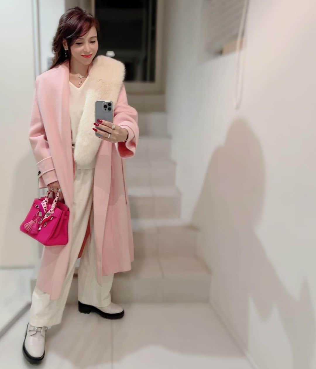 麻美さんのインスタグラム写真 - (麻美Instagram)「５２歳😂✌️ まだまだpinkが大好き💕 . pinkコーデには 白いブーツ👢あると便利😘✌️ ． #pink #pinkcordinate  #hermes」11月30日 20時51分 - mami0s