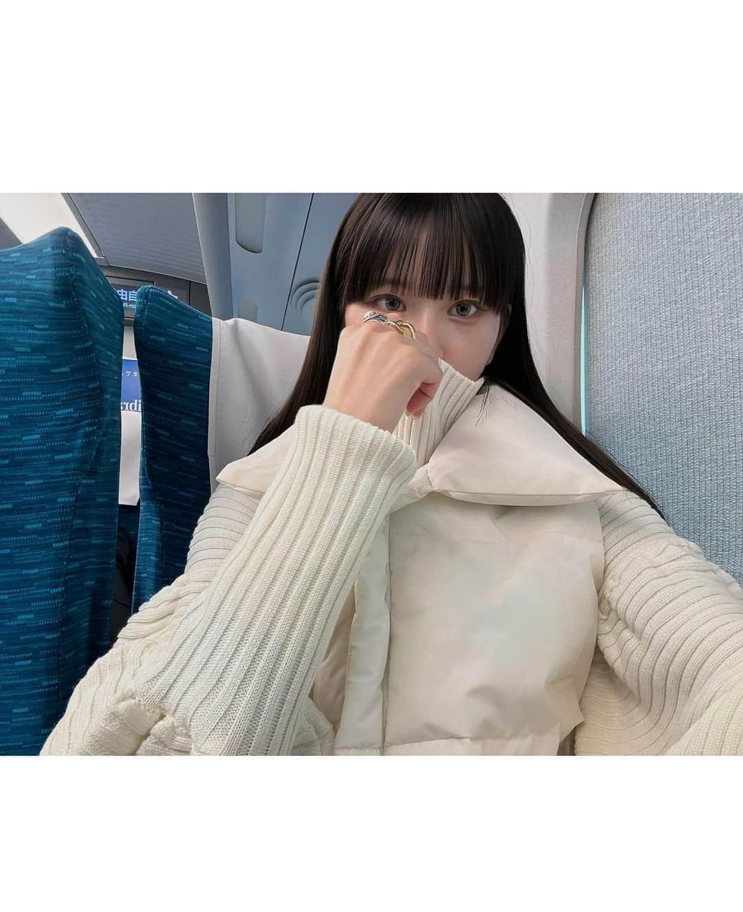 椎名伊織さんのインスタグラム写真 - (椎名伊織Instagram)「寒い時期でもあったかいキルティングベスト🤍 ノーカラーで長い時期使えるから万能！ 1枚あると便利なアイテム  ミニスカートと合わせたコーデも可愛い👱‍♀️🌙   @__ada.official__ ：ジップ付き高機能ダウンベスト  #ada.#エイダ#エイダコーデ#タイアップ#ZOZO#ZOZOTOWN#ZOZOTOWN購入品#ベスト#ダウンベスト#キルティング」11月30日 20時51分 - iori_2038