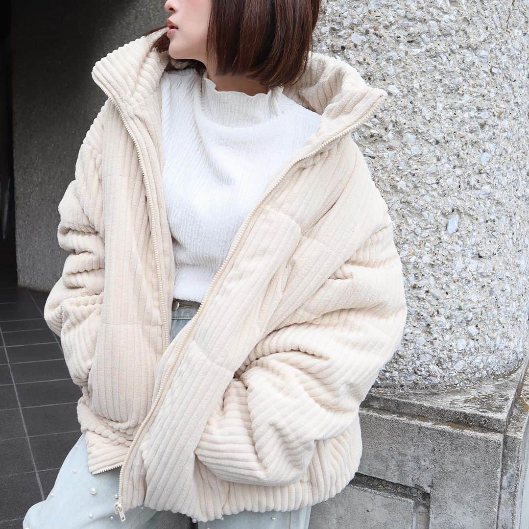 セシルマクビーのインスタグラム：「❄️coming soon❄️ 冬のアウターは決まったかな？ CECIL McBEEの新作アウターお楽しみに♡  🎁メルマガご登録で¥500クーポンプレゼント🎁 CECIL McBEEのメルマガ登録で お得な情報をゲットしよう！！  メルマガ購読可に変更された方限定で 翌月初にクーポンコードを送付いたします。 　 ※Mecollect全商品クーポン対象 ※税込5,500円以上のご購入でご使用いただけます ※クーポンご使用時はご購入ページにて、クーポンコードの入力をお願いいたします。  新規会員登録はアカウントプロフィールURLから▼ @cecilmcbee_official  さらに！ 税込7,000円以上のご購入でリバイバルロゴポーチをプレゼント！  #cecilmcbee #セシルマクビー #アウター #ダウンジャケット」